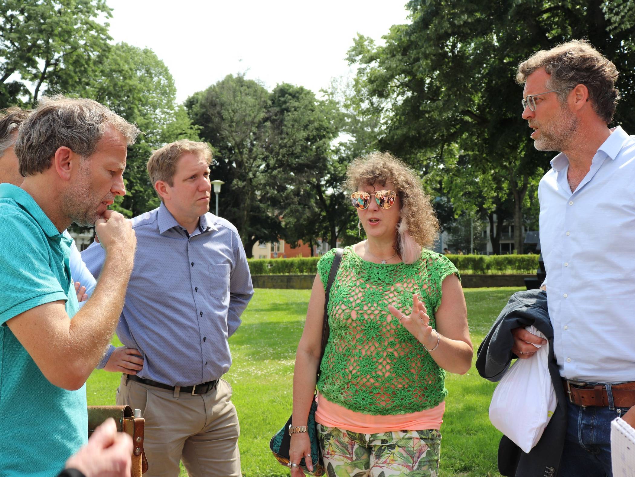  2018 hat die Initiative Gründerzeitviertel den Engagementspreis NRW bekommen. Am Dienstag kam Staatssekretärin Andrea Milz (Mitte), um sich das Innenstadt-Viertel einmal persönlich anzusehen und die engagierten Bürger kennenzulernen. Mit Ute und Arne Dorando (2.u.3. v.r.), Simone Wolf (2.v.l.) und Philipp Molitor (3.v.l.) von der Initiative und den Landtagsabgeordneten Jochen Klenner, CDU (l.), und Andreas Terhaag, FDP (r.), besichtigten sie die Plätze im Viertel. 