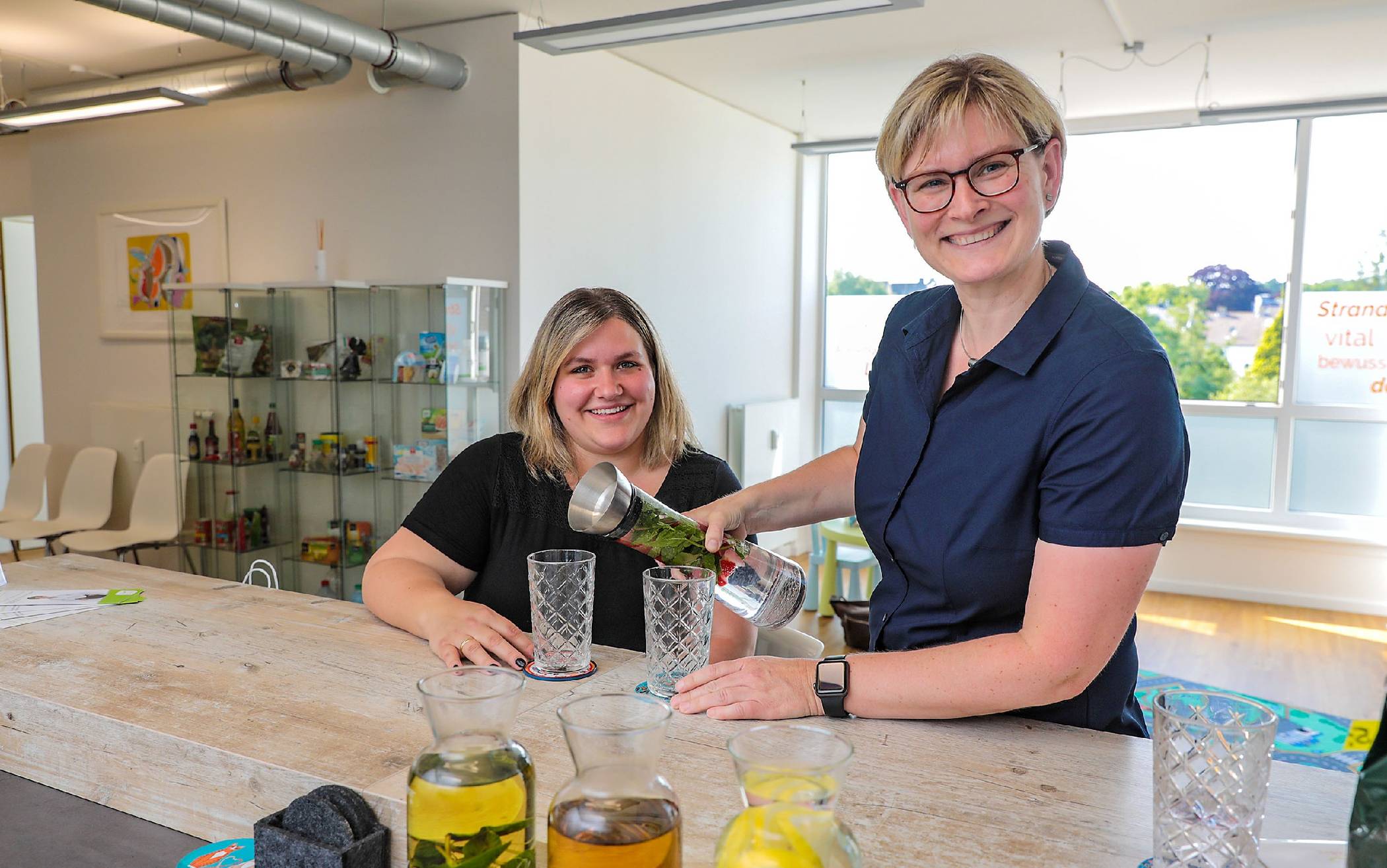  Bei Infusion-Drinks ist Kreativität mit den richtigen Zutaten erlaubt: Hier gibt es Wasser mit Erdbeeren und Minzblättern. Nadine Stegmann (l.) passt wieder in Klamotten von vor vier Jahren, Kirstin Doleschal trägt schon ein bis zwei Kleidergrößen kleiner. 