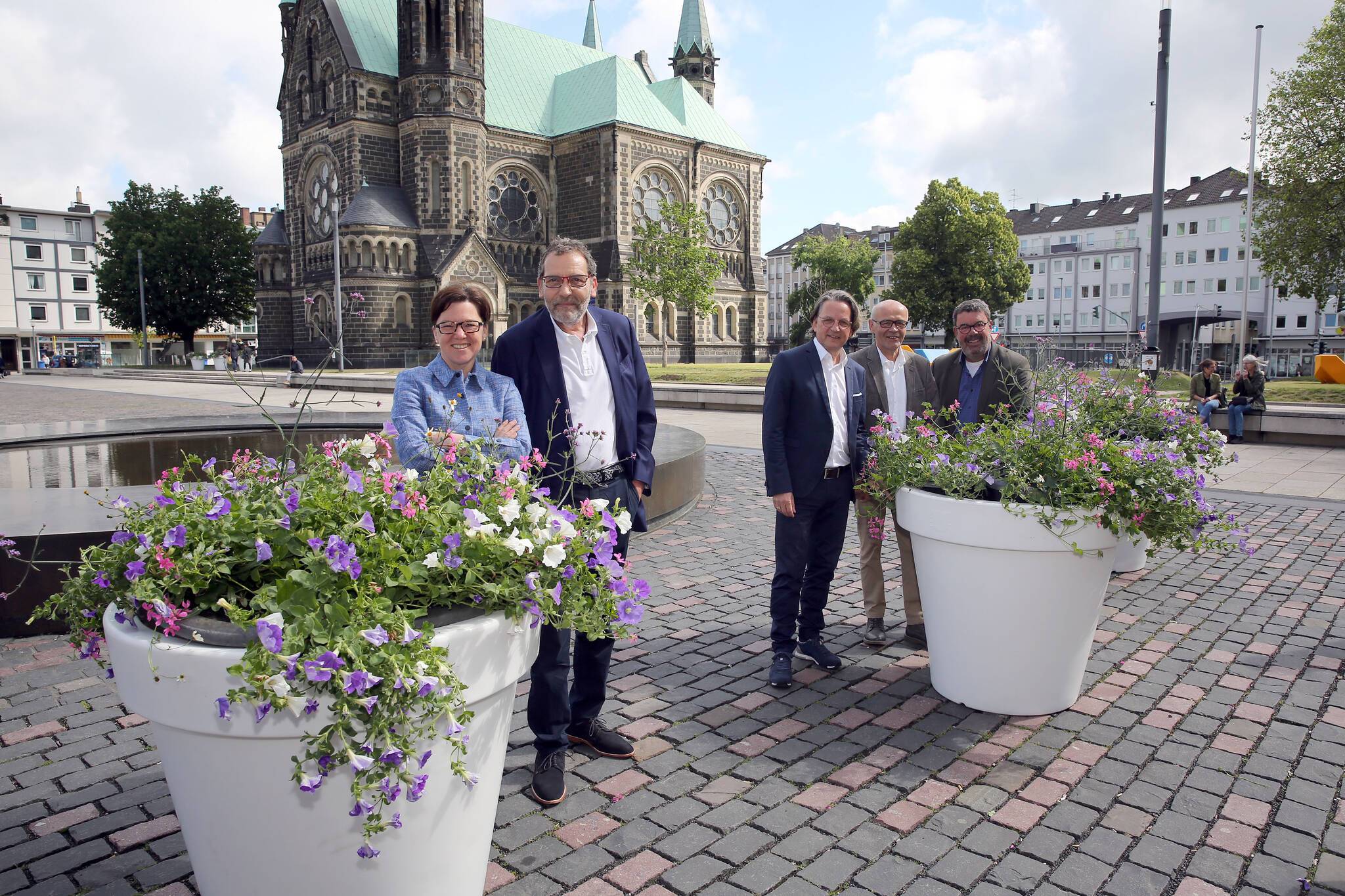  Treffpunkt Rheydter Marktplatz: Barbara Gersmann (Bezirksvorsteherin Süd), Dr. Christoph Hartleb (Vorsitzender City Managament Rheydt), Dr. Gregor Bonin (Stadtdirektor und Technischer Beigeordneter), Joachim Roeske (Bezirksvertreter) und Bürgermeister Ulrich Elsen vor den neuen Blumenkübeln in Rheydt (v.l.n.r.). 
