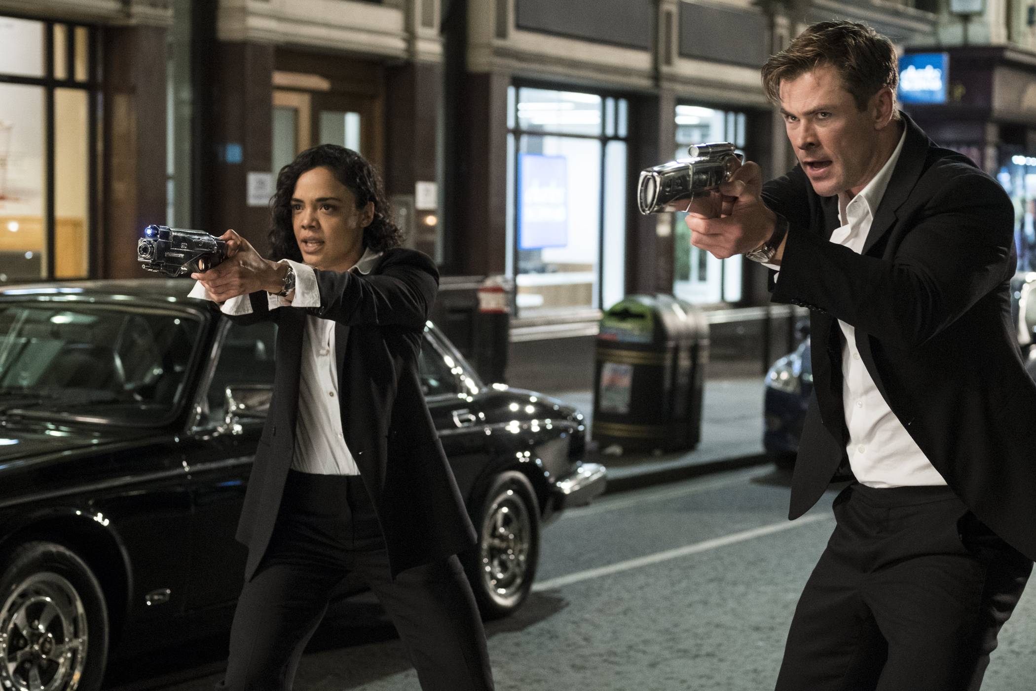 Agent M (Tessa Thompson) und Agent H (Chris Hemsworth) im Einsatz.