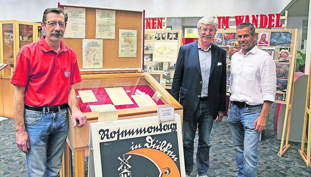  Stolz auf die neue Orpheums-Ausstellung in der Sparkassen-Filiale Dülken (von links): Frank Jansen, Günther Kamp (Präsident) und Ulf Jansen. 