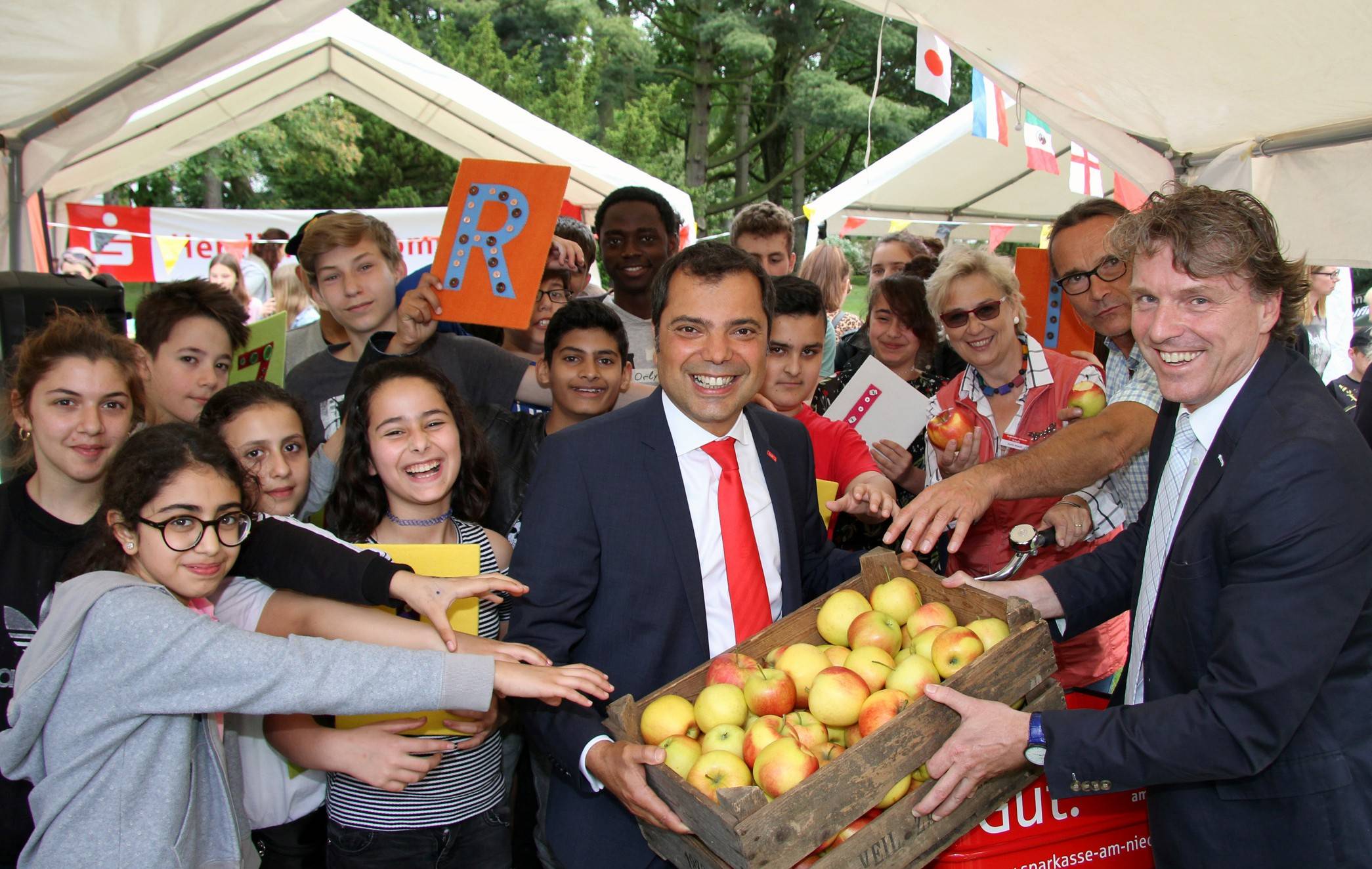  Die 17 Kilogramm Äpfel waren gleich mal weg (v.r.n.l.): Bürgermeister Christoph Fleischhauer, Rüdiger Eichholtz, Karin Wendt und Giovanni Malaponti mit Kindern der Heinrich-Pattberg-Realschule. 