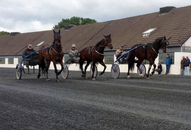 Die Arbeiten an der Mönchengladbacher Trabrennbahn sind beendet. Elmar Eßer, Roland Hülskath und Michael Nimczyk testeten am Wochenende erstmals das sanierte Oval.