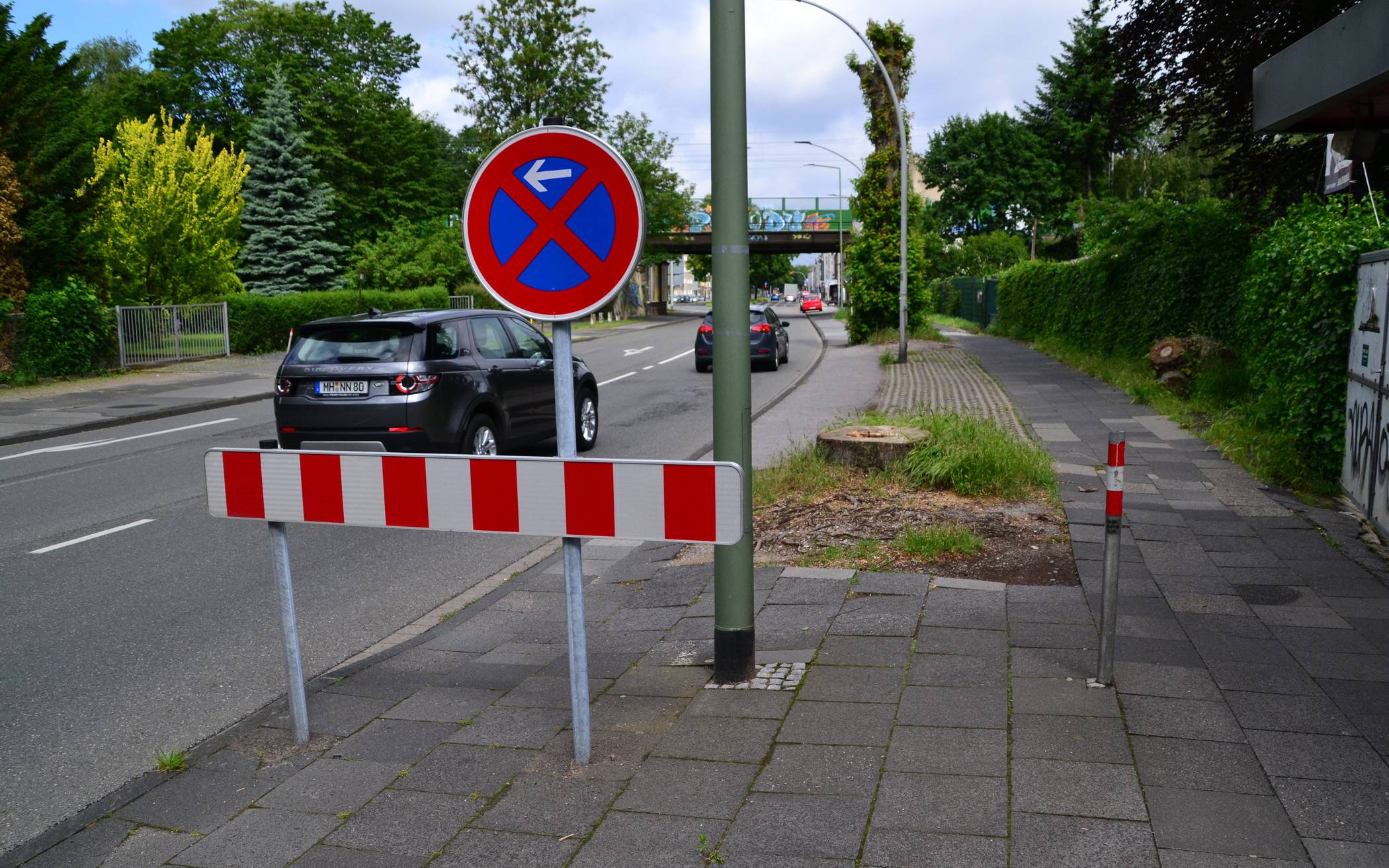 Und auch das gibt es in Duisburg: Wenn der Radweg so marode ist, dass nichts mehr geht, wird er gesperrt.