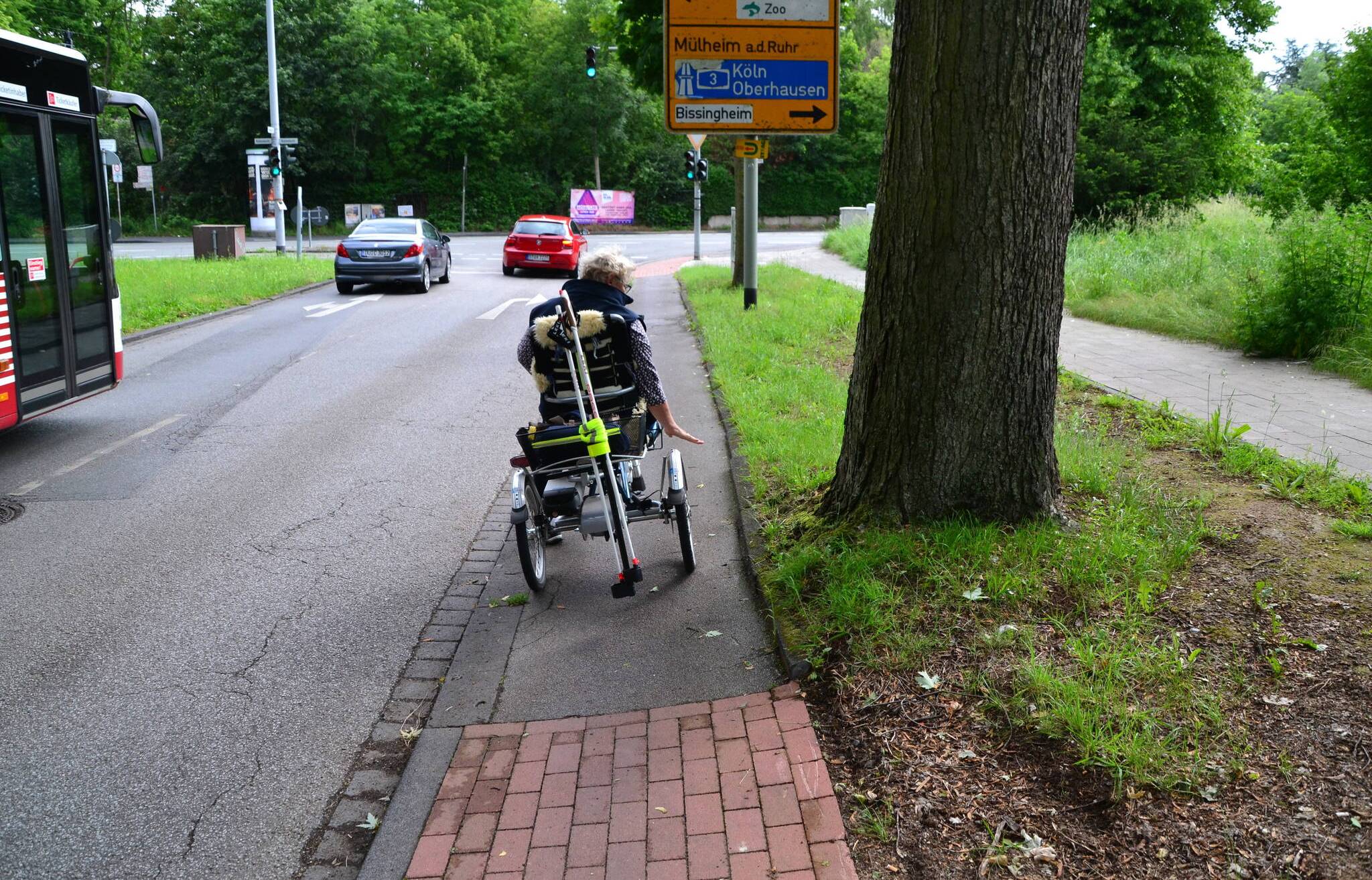  Einseitige oder unregelmäßige Absenkungen, die das Dreirad bedenklich schief stehen lassen, werden zum Hindernis. 