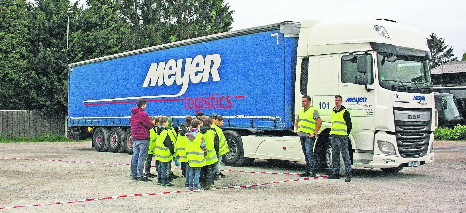  Die Schüler stehen – aus Sicht des Lkw-Fahrers – im „Toten Winkel“, sprich: der Fahrer kann sie nicht sehen. Dies führt immer wieder zu Unfällen, vor allem an Kreuzungen beim Abbiegen. 