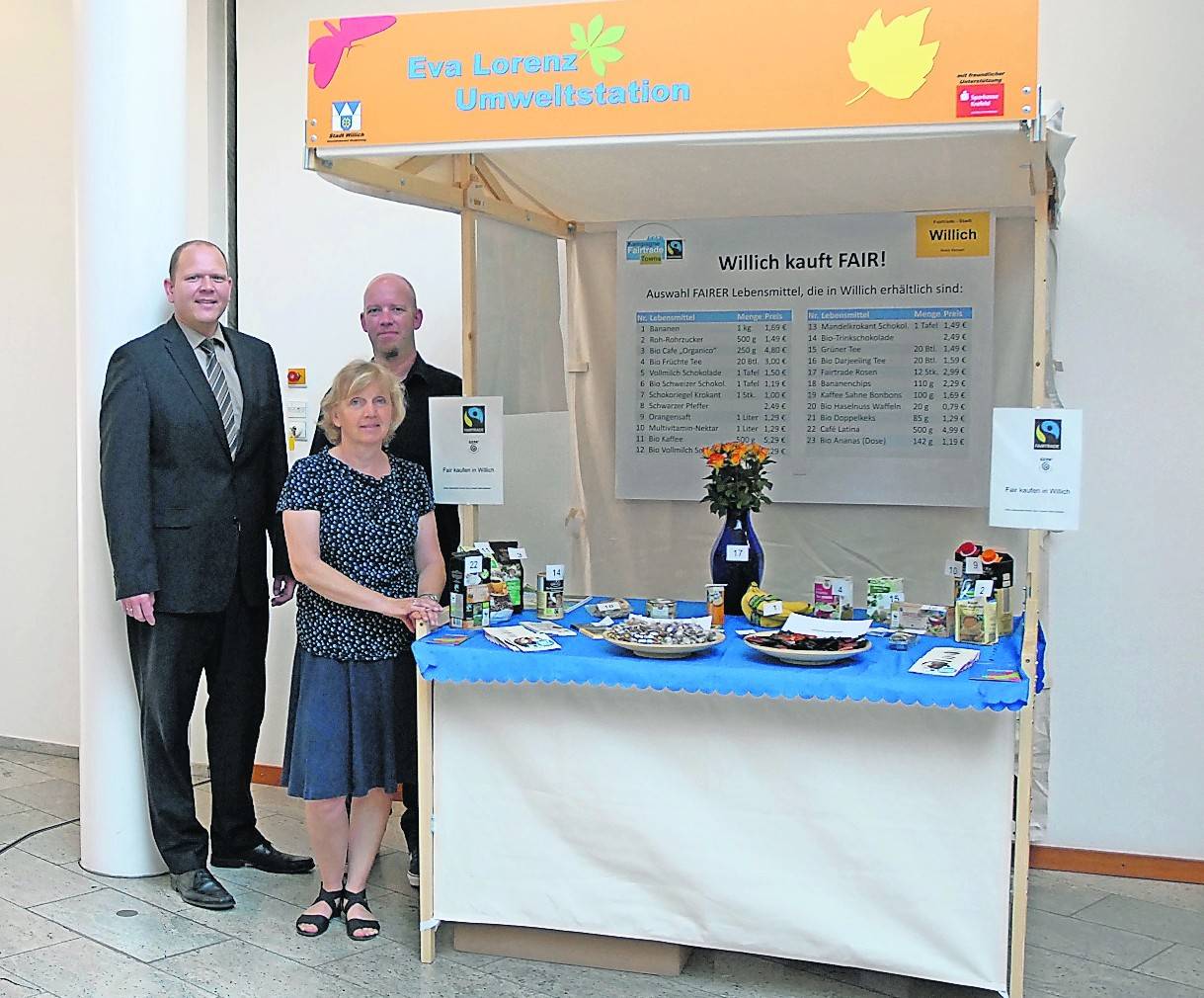  Zeigen Im Foyer der Sparkasse in Willich den neuen Informationsstand (von links): Dirk Schumacher, Leiter des Finanzzentrums, Monika Wagner und Marcel Gellißen. 