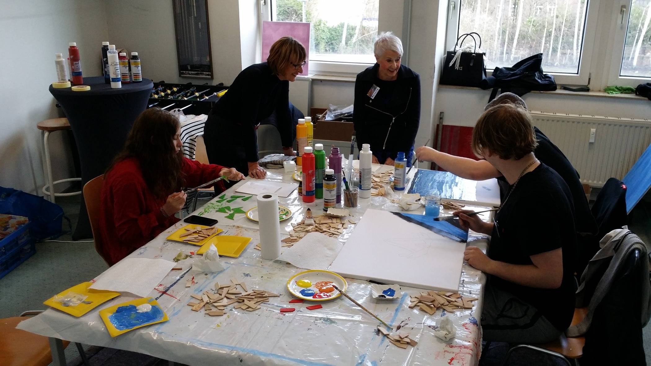  Monika Enders und Renate Ulber (Künstlerinnen aus Viersen) mit den Jugendlichen. 