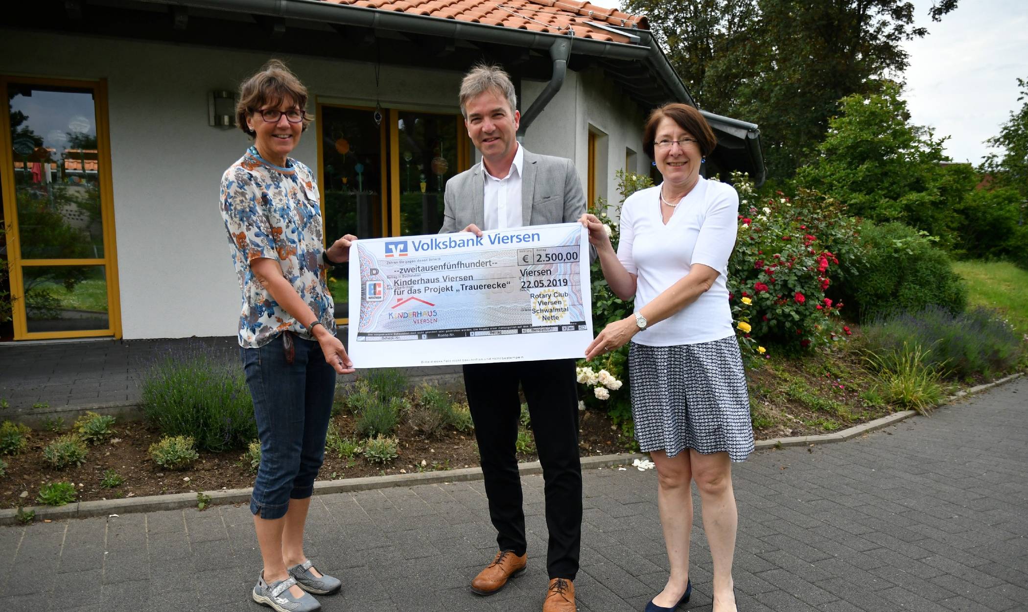  Spende für das Viersener Kinderhaus: Christoph Hopp (Rotary Club Viersen-Schwalm-Nette) mit Einrichtungsleiterin Anne Burka (l.) und Christine Karneth, Vorsitzende des Fördervereins. 