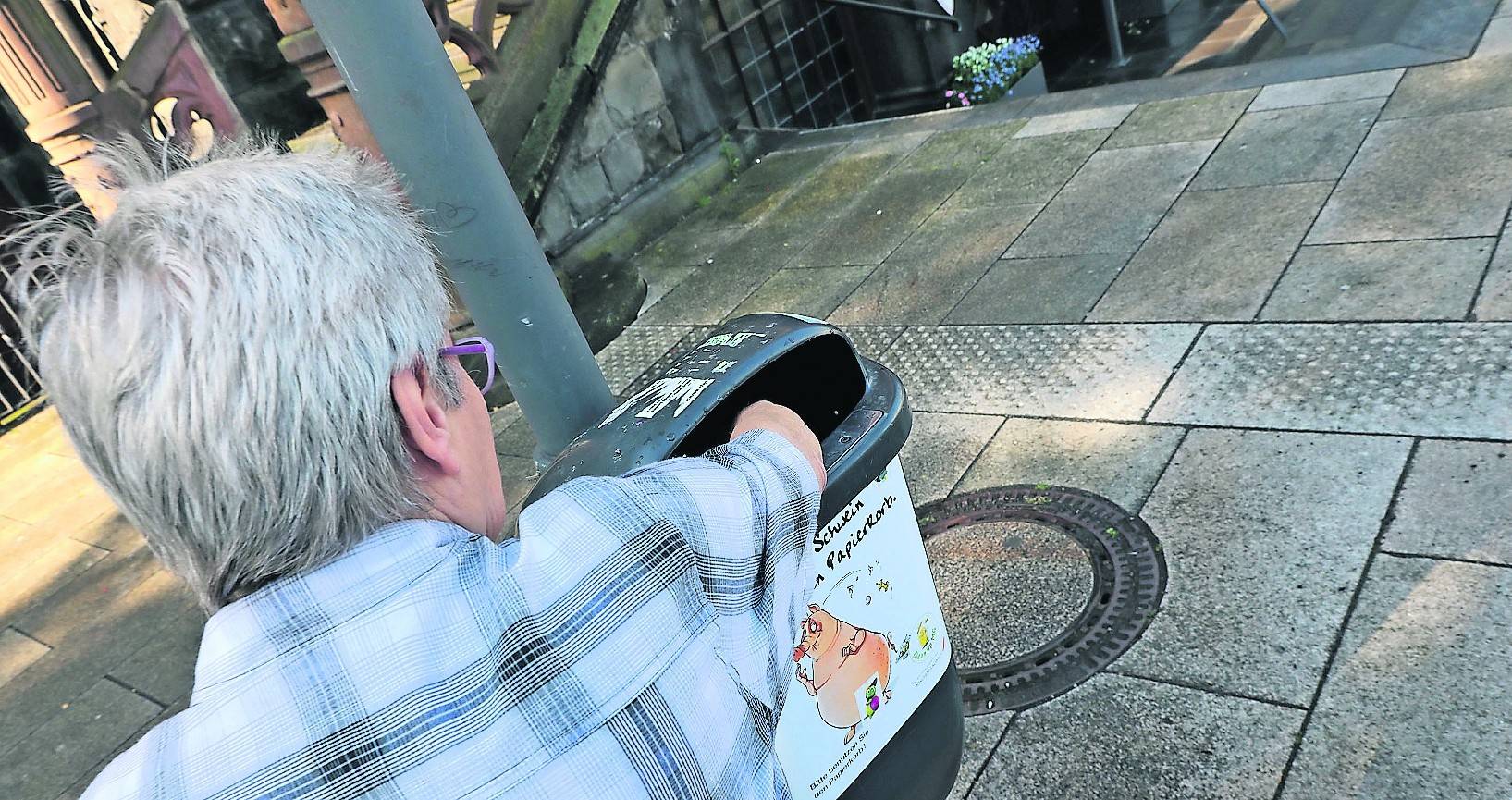  Flaschensammeln, um über die Runden zu kommen. Altersarmut – sie wohnt gleich nebenan. 