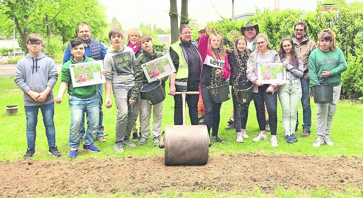 Mit viel Spaß halfen die Siebtklässler der Städtischen Gemeinschaftshauptschule Süchteln bei der Einsaat der Wildblumen an der Hindenburgstraße.