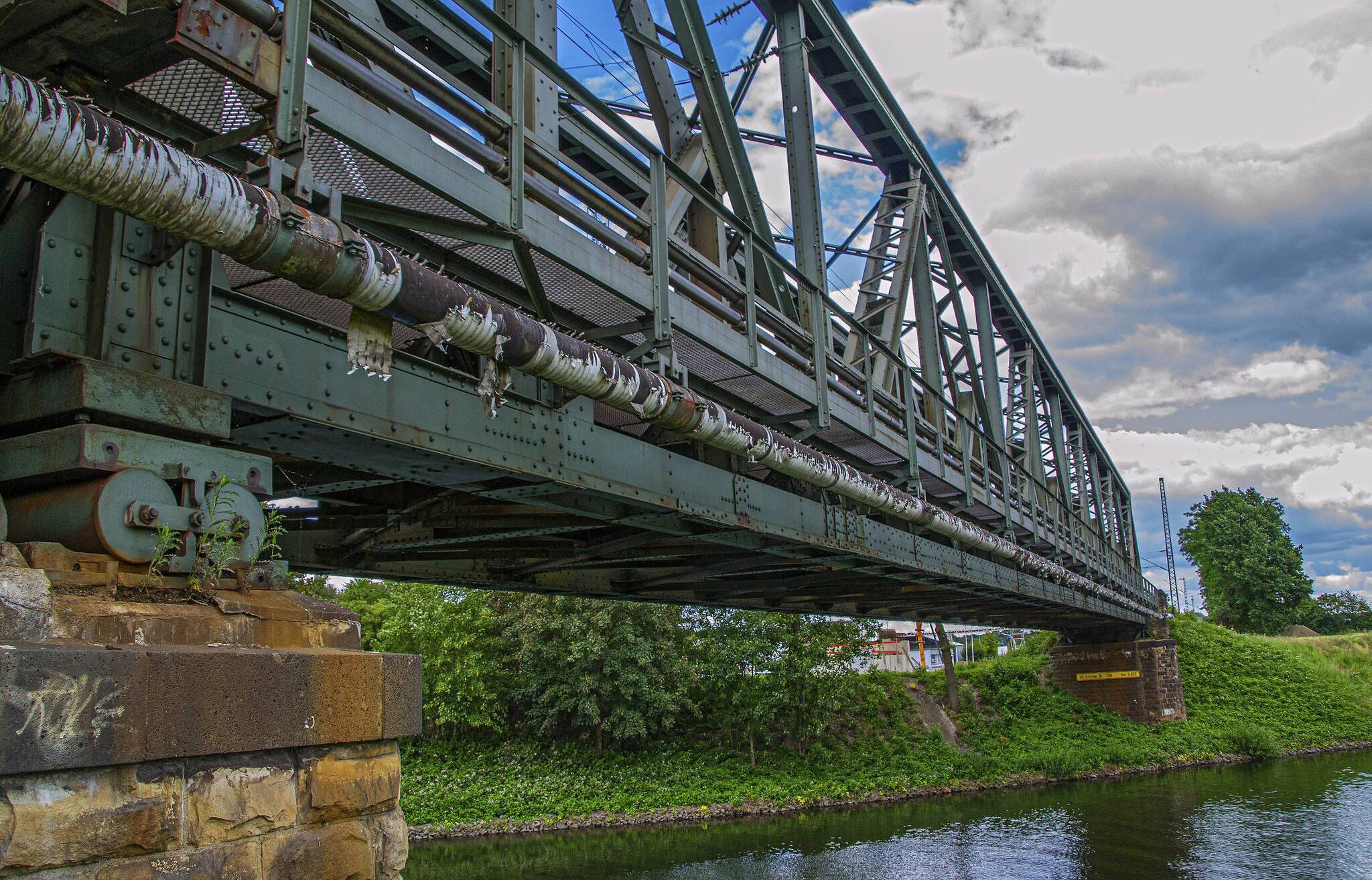 Doch Stahl wird durch Rost instabil, so dass hier für Ersatz gesorgt werden muss,...