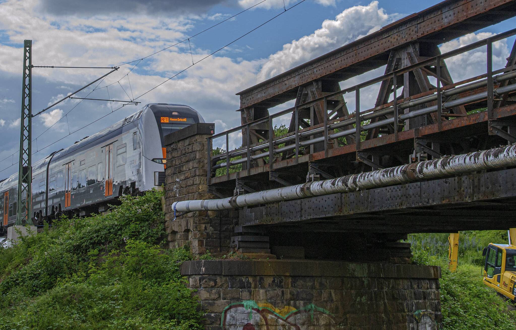 Was bei dieser Brücke, über die gerade der RRX fährt, zum Ersatz führen wird. In den...