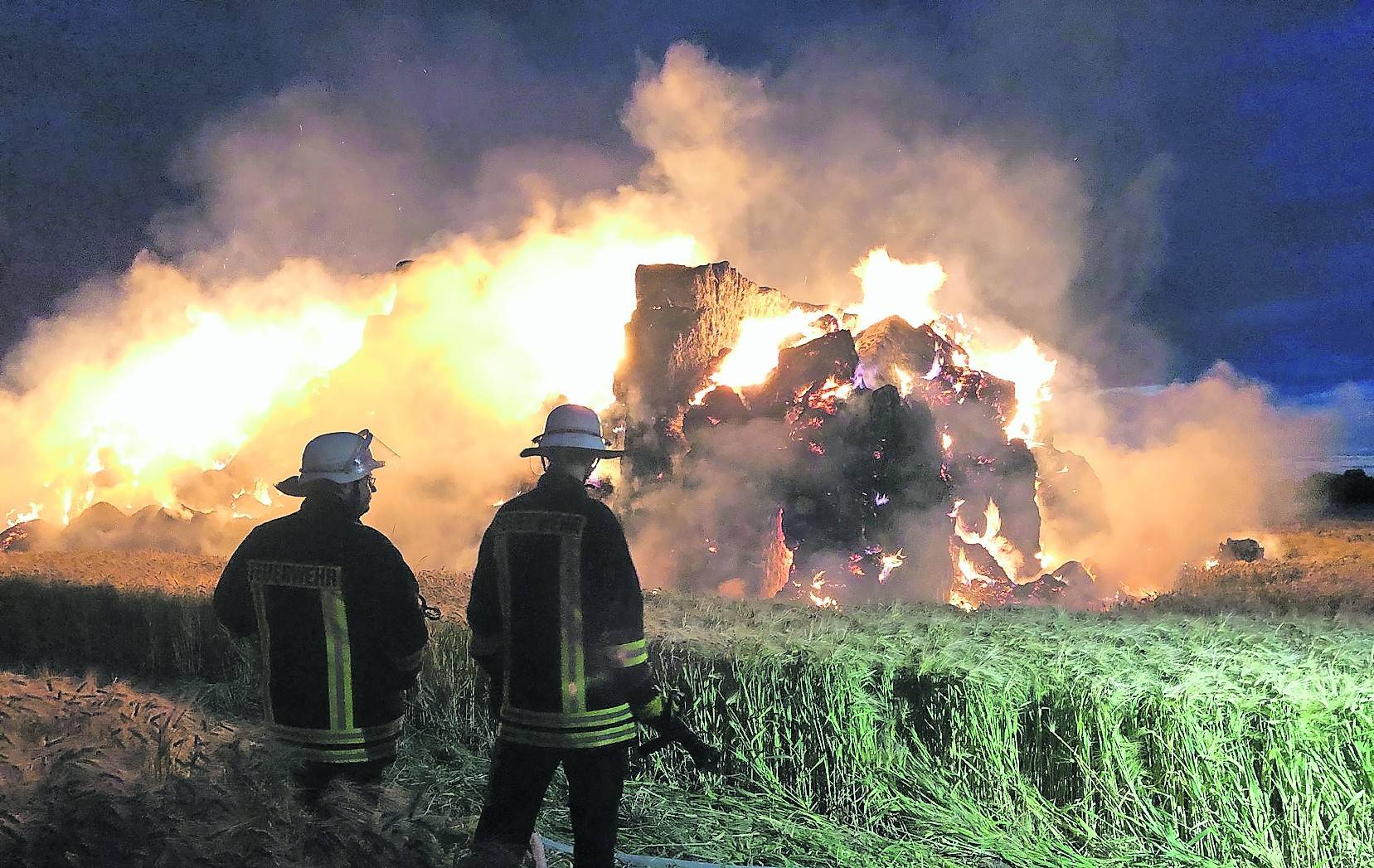 Großfeuer in Nierst. Auf einem Feld brannten 400 Strohballen ab. Die Feuerwehr war bis in die frühen Morgenstunden im Einsatz.