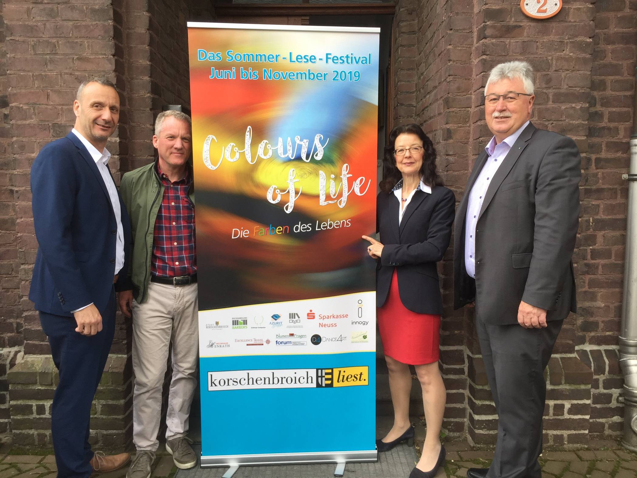  Die Vorfreude auf das Literaturfestival „Korschenbroich liest“ ist groß bei (v.l.) Frithjof Gerstner (vom Sponsor innogy), Ansgar Barbers (Buchhandlung Barbers), Dr. Rita Mielke (Projektleiterin) und Gerd Schmitz (vom Sponsor Sparkasse Neuss). 