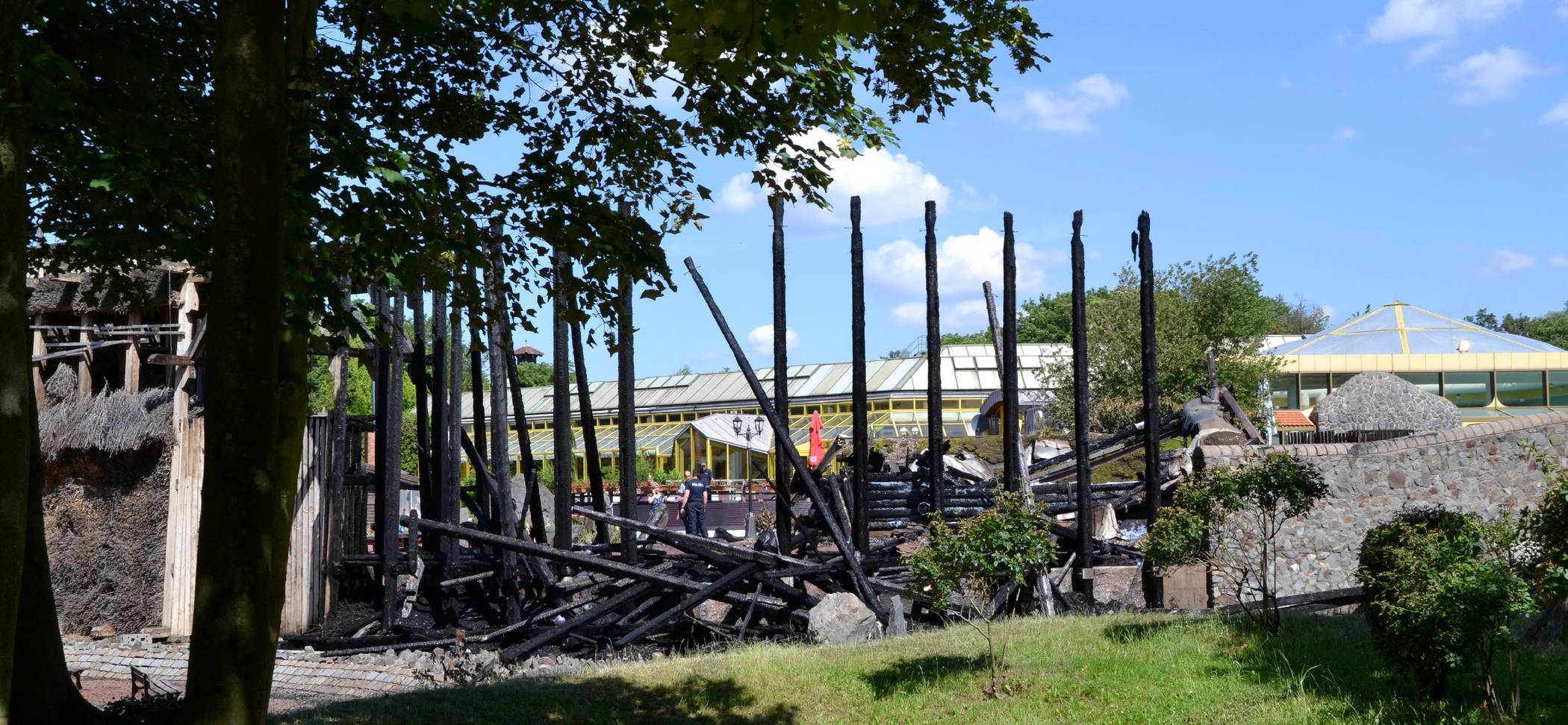 Das Blockbohlengebäude der Kelo-Sauna in der Niederrhein-Therme ist in der Nacht zu Montag abgebrannt. Von hier griff das Feuer auch auf Teile des Gradierwerks über. 