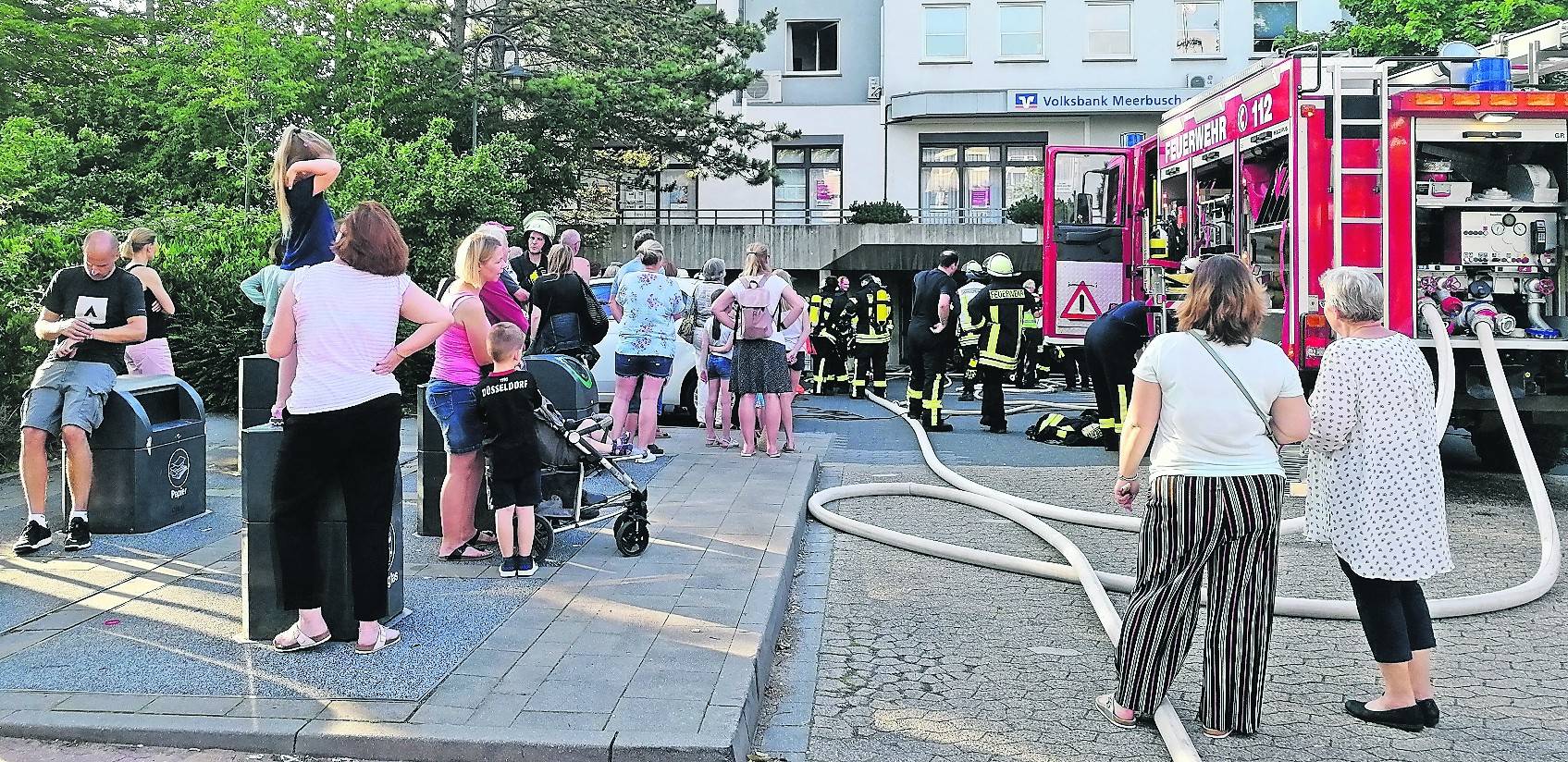 Gegen 19 Uhr begann die Großübung der Feuerwehr Meerbusch an der Xantener Straße/Buschstraße. Es dauerte nicht lange, da gesellten sich immer mehr Strümper zu dem Treiben.