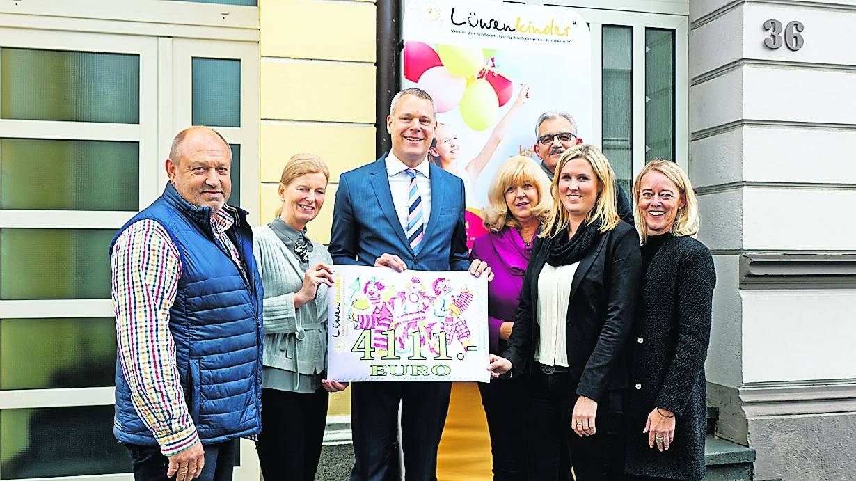 Der Kreis Viersen hatte auf seiner Altweiberfete für den Verein Löwenkinder gesammelt. Eine Spende in Höhe von 4.111 Euro übergaben Landrat Dr. Andreas Coenen (M.), Personalrätin Jutta Bierewitz (4.v.l.) sowie Vivien Packheiser (2.v.l.) und Volker Clemens (1.v.l.) an die Vorstandsmitglieder Dr. Elisabeth Deimann-Veenker (2.v.l.), Peter Gruhl (3.v.r.) und Daniela Koeppen (r.).