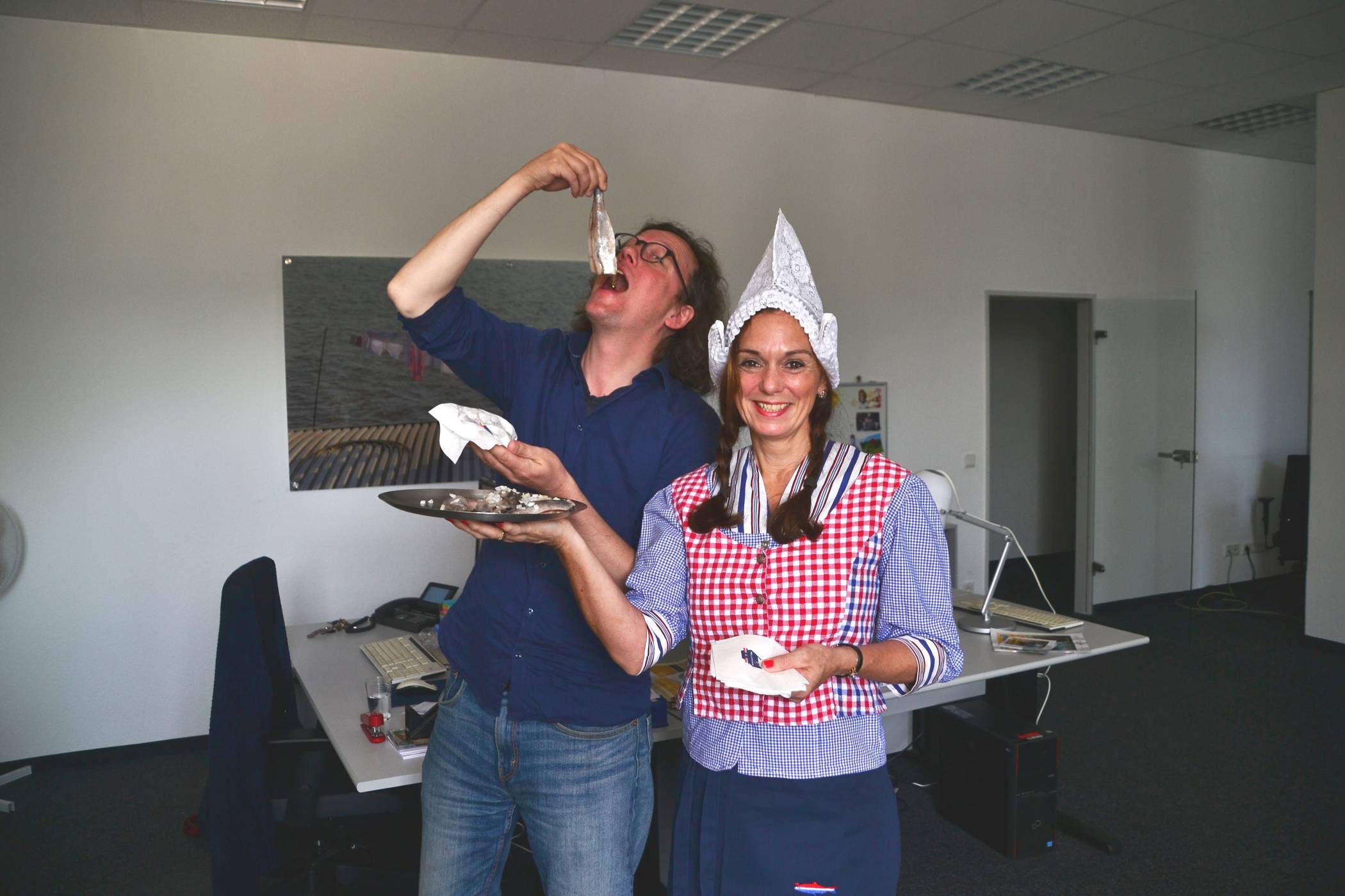 Als Journalist lebt man ja eh von der Hand in den Mund, und wenn’s „Hollandse Nieuwe“ von Vera Dings ist, tut Stadt-Panorama-Redakteur Thomas Warnecke das auch ganz gerne ...