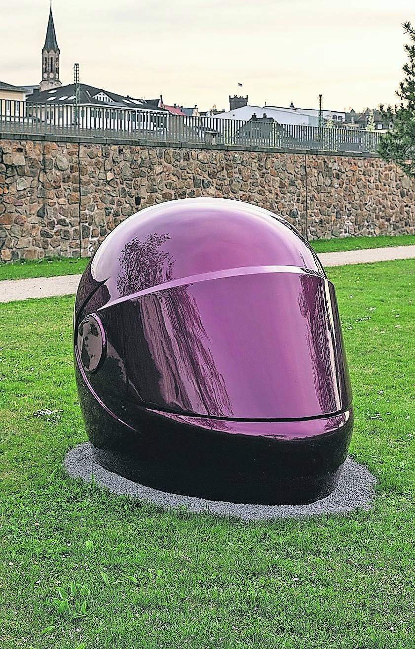  Das „Skulpturlabor“ erobert freie Plätze rund um die Galerie, wie hier mit gigantischem Motorradhelm. 
