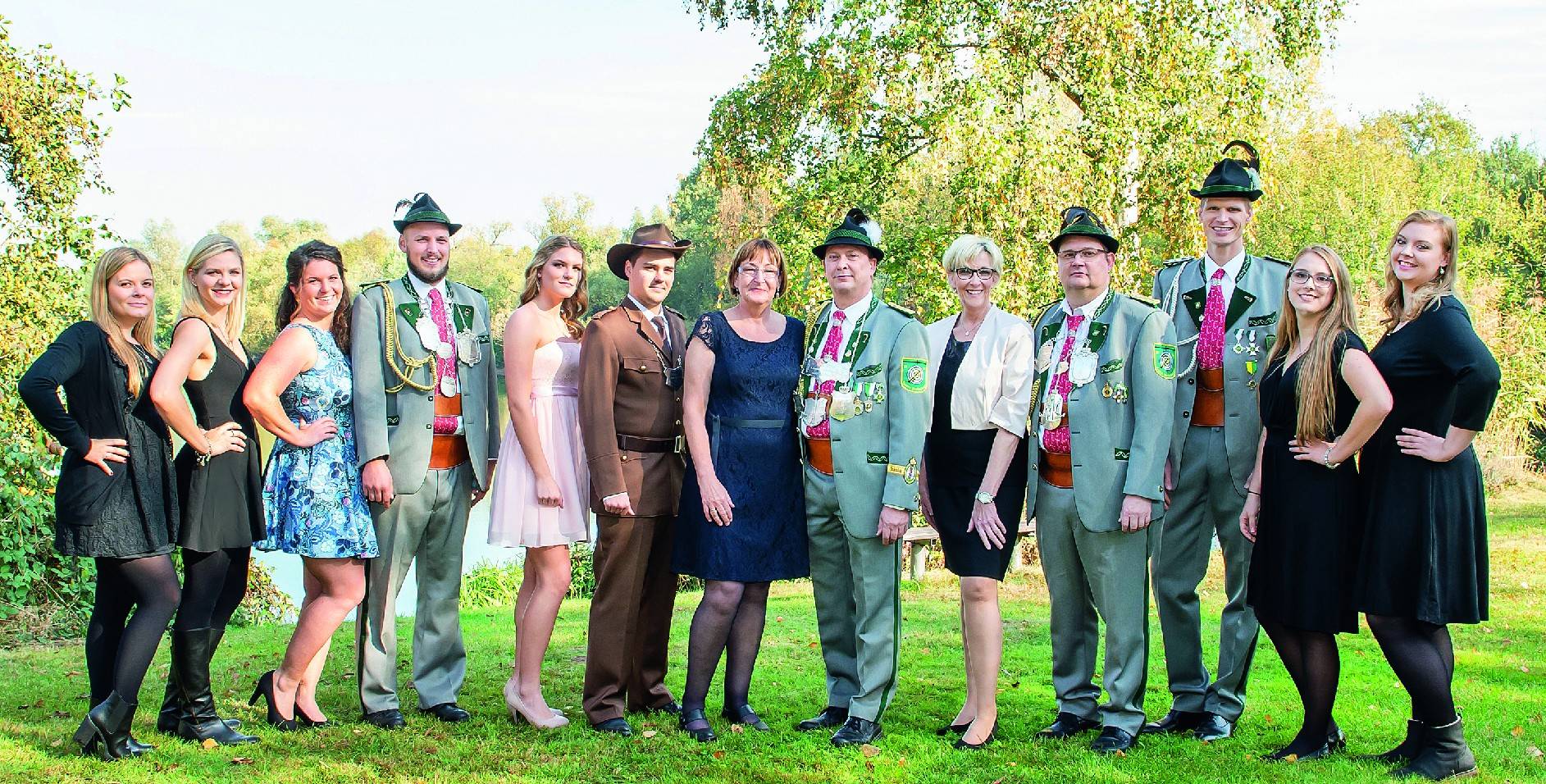   König Dieter III. Niedzwetzki mit seiner Königin Andrea und dem gesamten Hofstaat. Gemeinsam freuen sie sich auf unvergessliche Tage beim Schützenfest in Lank-Latum. 
