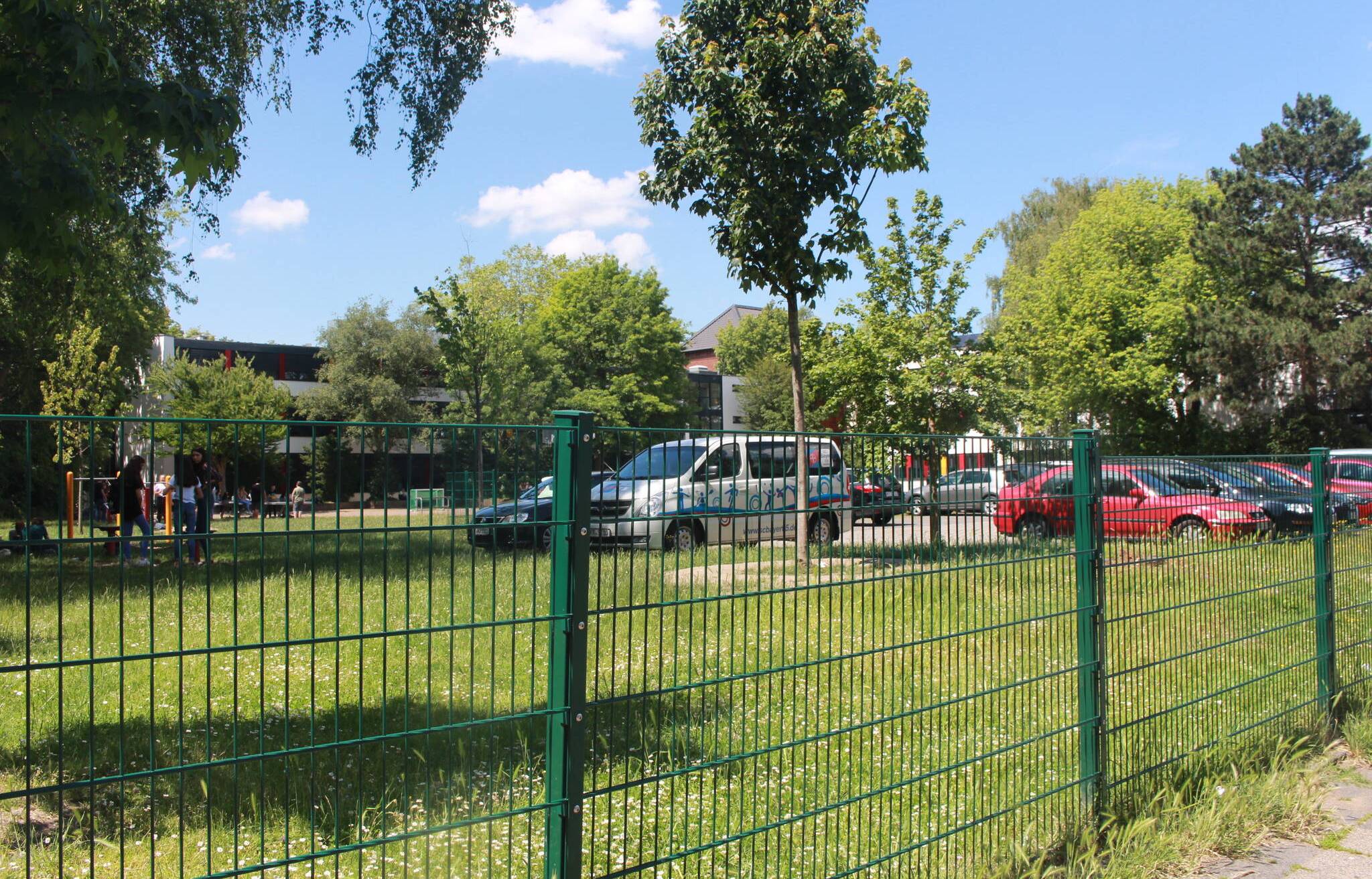 Die Spielwiese mit Lehrerparkplatz an der