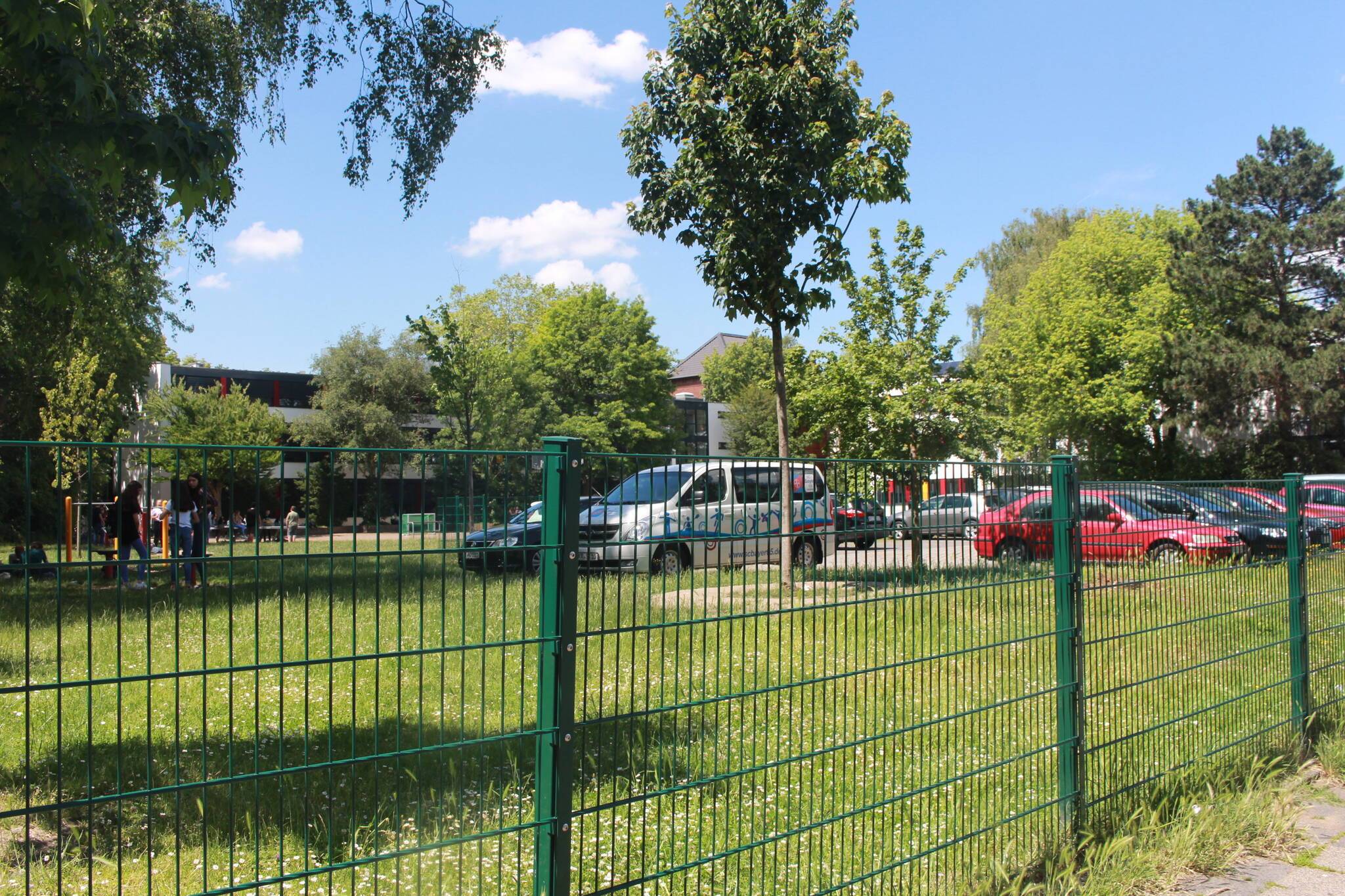 Die Spielwiese mit Lehrerparkplatz an der Albert-Schweitzer-Realschule. Hier plant die Stadt den Bau eines Parkhauses, um den Parkdruck im Quartier und auf dem Frankenring zu verringern.