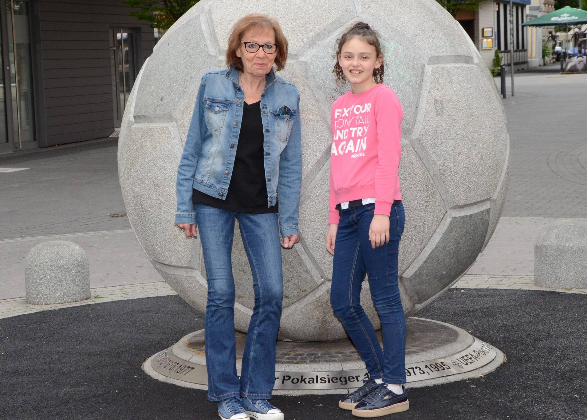  In Eicken unterwegs: Familienpatin Ingrid Flachsenberg und die zehnjährige Leonida Toma. Ein Informationsabend für weitere ehrenamtliche Familienpaten findet am 27. Juni statt. 