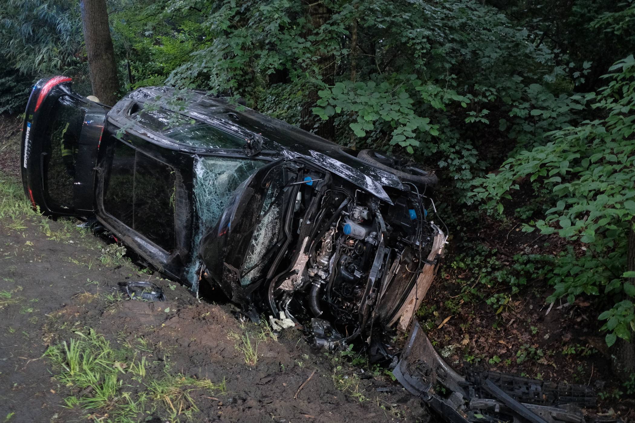 Polizei sucht Zeugen: Unfall - Auto landet im Straßengraben