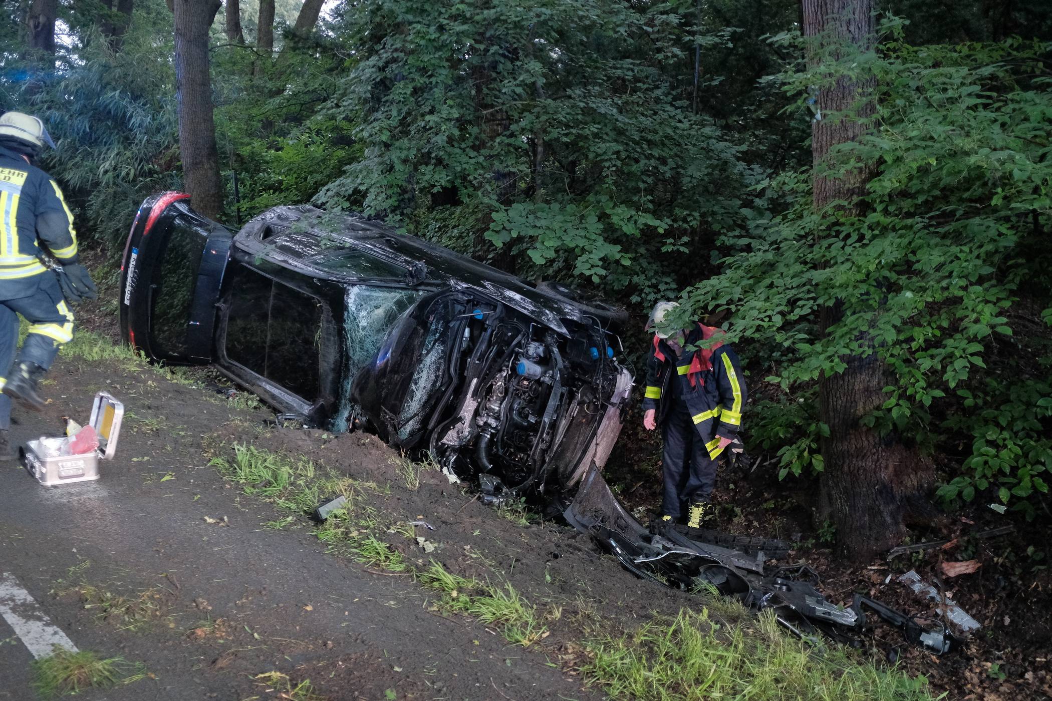 Polizei sucht Zeugen: Unfall - Auto landet im Straßengraben