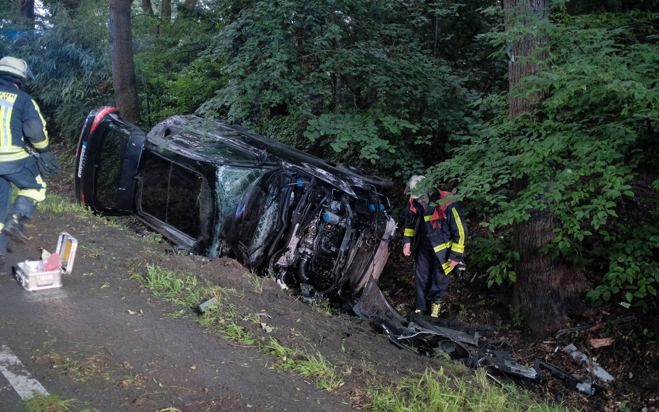 Unfall - Auto landet im Straßengraben