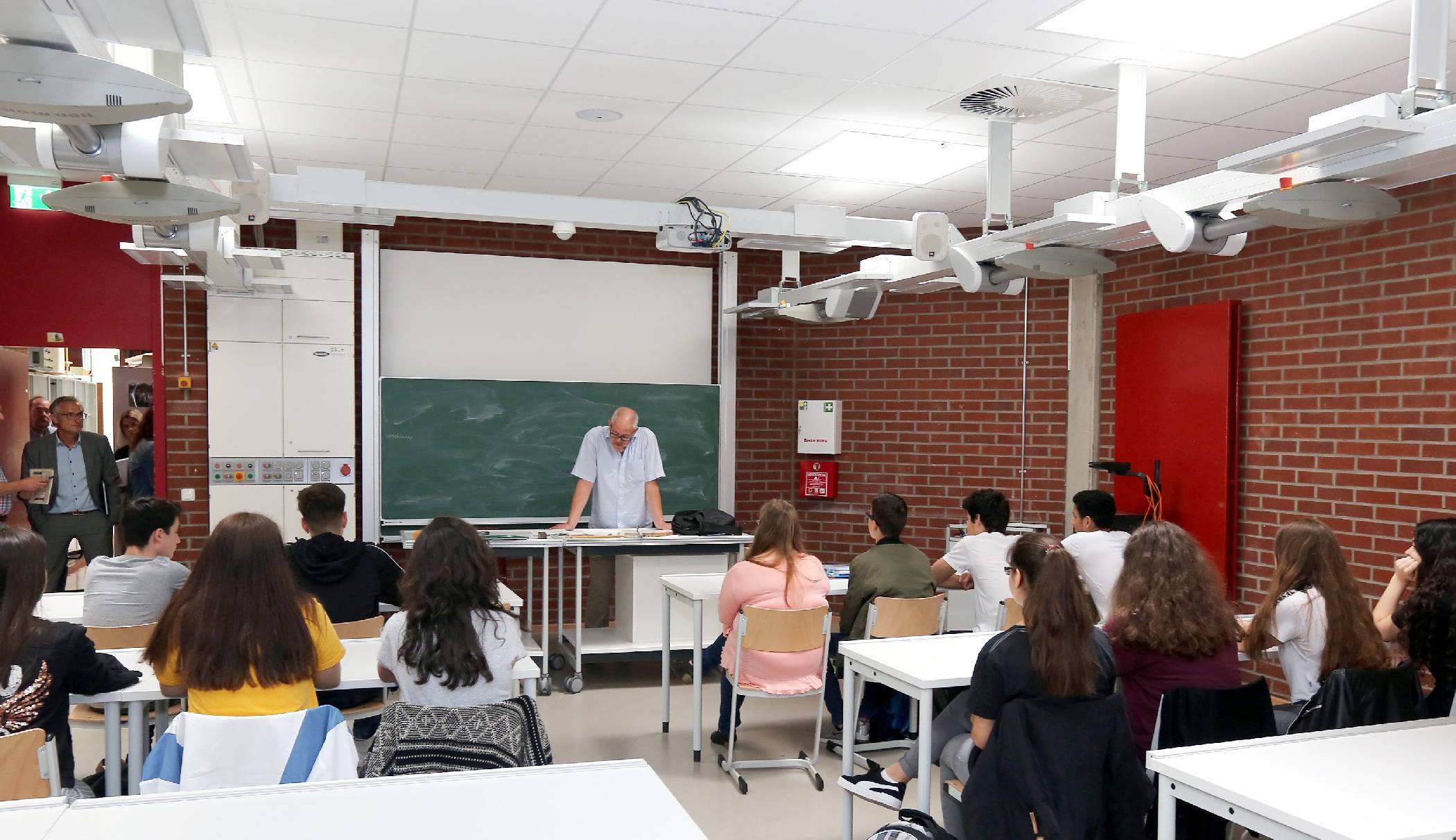 Im Math.-Nat. wurden jetzt ein Physik- und ein Biologieraum modernisiert. Damit verfügt das Gymnasium insgesamt über fünf zeitgemäße Fachräume für die Naturwissenschaften.