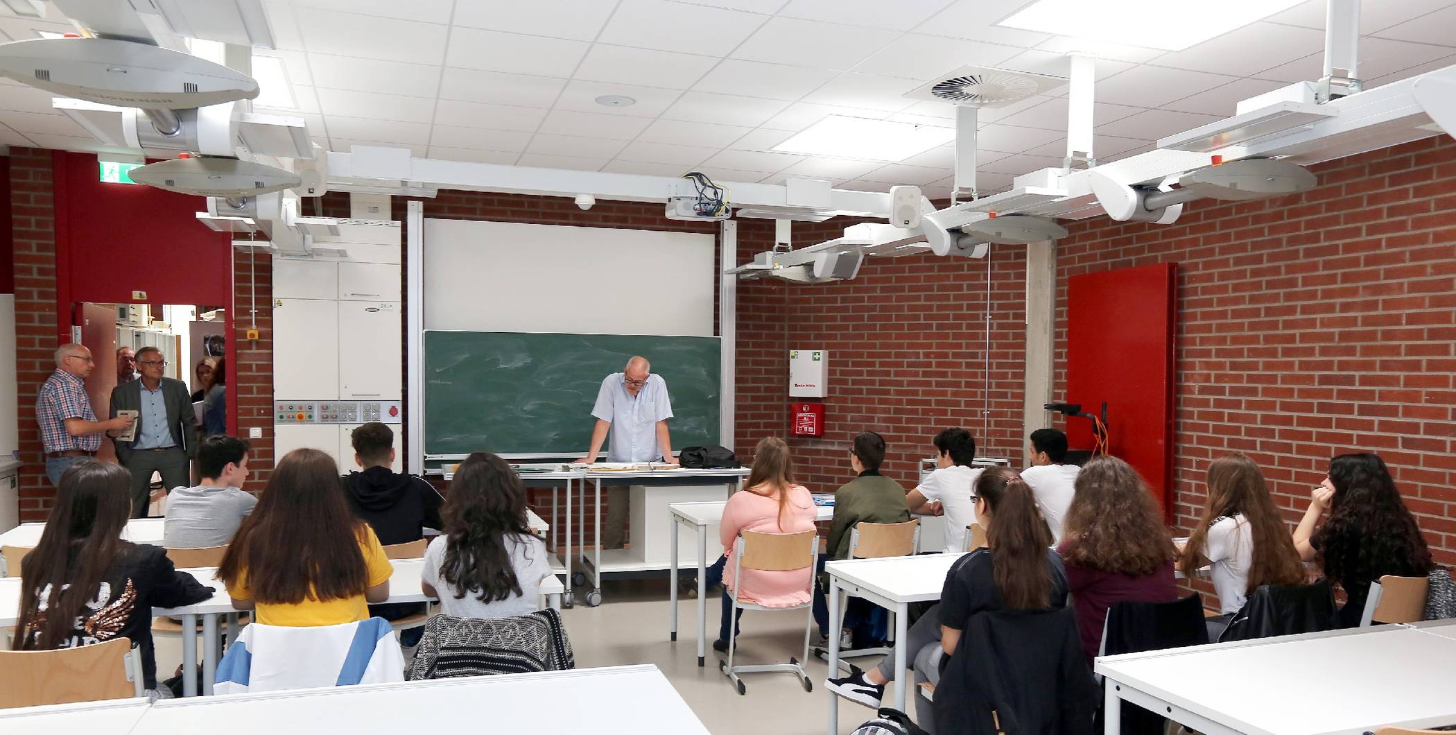 Im Math.-Nat. wurden jetzt ein Physik- und ein Biologieraum modernisiert. Damit verfügt das Gymnasium insgesamt über fünf zeitgemäße Fachräume für die Naturwissenschaften.