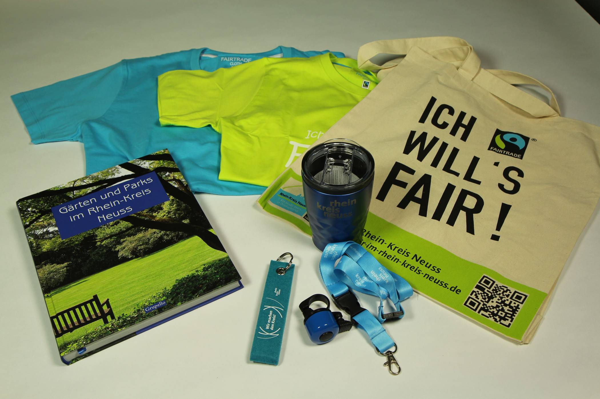   Wer Souvenirs aus dem Rhein-Kreis Neuss sucht, wird im Kreishaus fündig: Die Auswahl reicht von fair gehandelten Taschen und T-Shirts über Fahrradklingeln und Schlüsselbänder bis hin zu Büchern. 