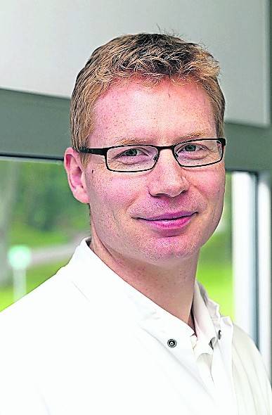 Informieren bei der Patientenschule: (v.l.) Leitender Oberarzt Dr. Hubertus Schmitt, Physiotherapeut Dirk Ostermann und Oberarzt Ingo Stolzenberg, .