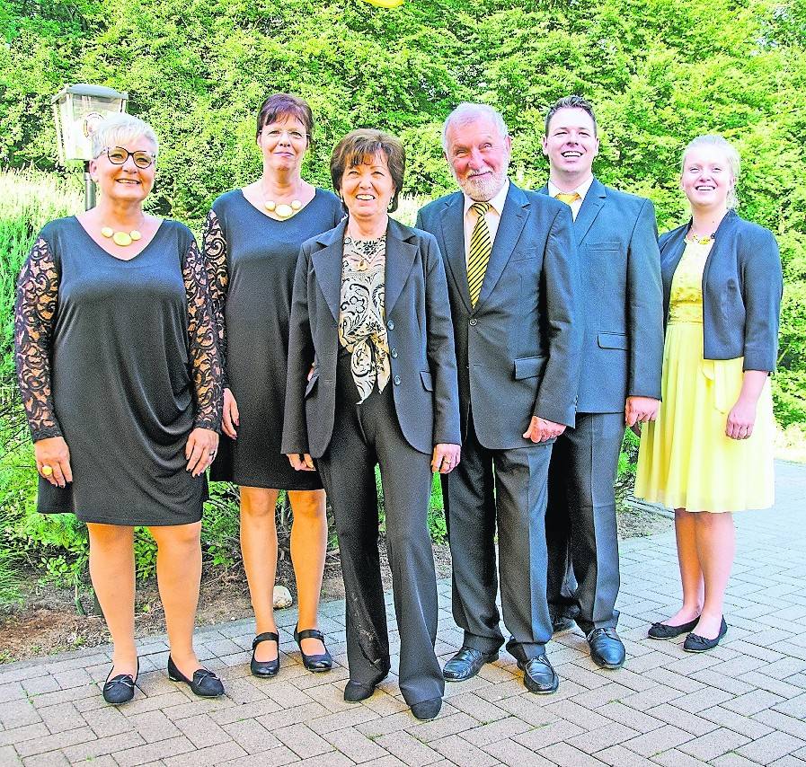  Das designierte Süchtelner Prinzenpaar mit Gefolge: Helma Saunus, Astrid Marsollek, Inge und Josef Kamps, Marc Marsollek und Lara Lenßen. 