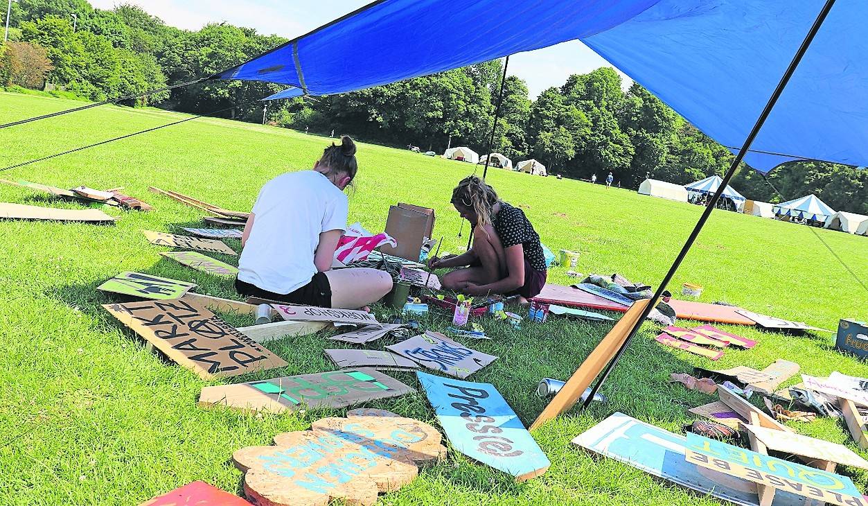 Hier kann jeder mitmachen: Klima-Aktivistinnen malen Schilder für das „Camp“ und die Demonstration.