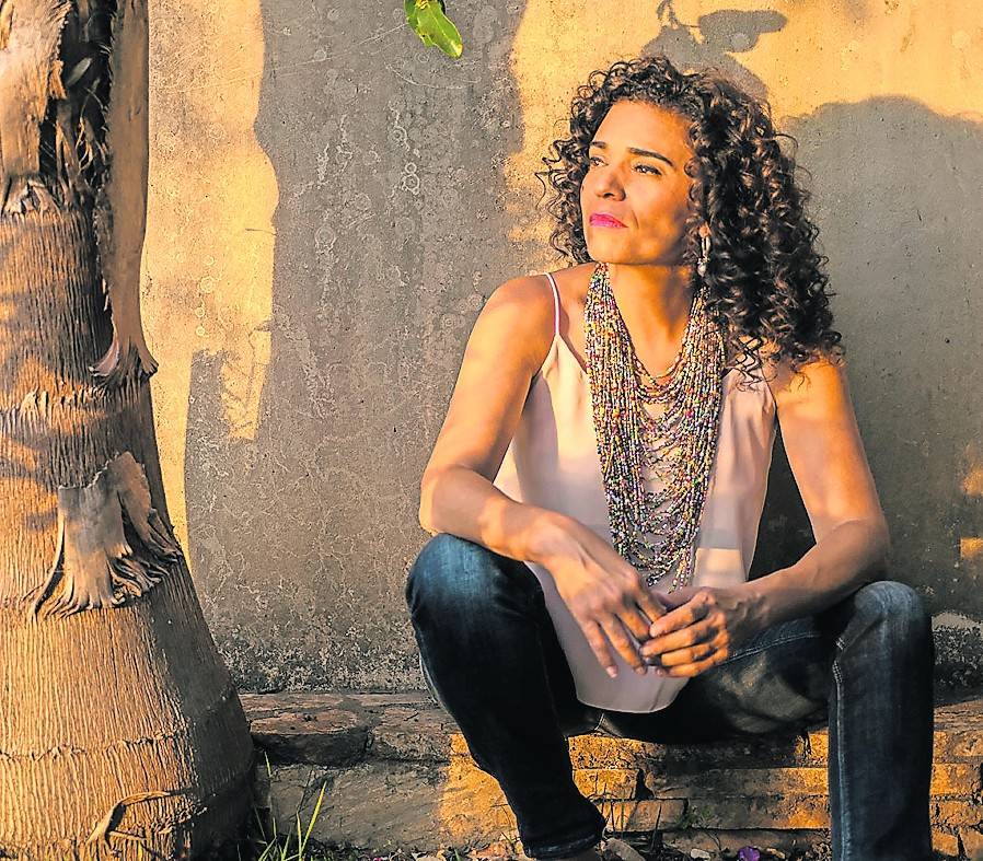  Süchteln. Das Rosani Reis Familientrio gastiert am Freitag, 5. Juli, um 20 Uhr in der Königsburg, Hochstraße 13, in Süchteln. Der Einlass beginnt um 19 Uhr. Die Musik der charismatischen Sängerin Rosani Reis aus Brasilien ist längst kein Geheimtipp mehr. Mit spannenden Rhythmen und Harmonien, berührenden Texten, Leidenschaft und Temperament nimmt sie ihr Publikum mit auf eine faszinierende Reise in ihre brasilianische Heimat.Die seit 24 Jahren in Deutschland lebende Sängerin spielt Musik aus dem Bundesstaat Minas Gerais, in dem sich die Einflüsse der afrikanischen Kultur widerspiegeln. Für dieses Konzert spielt Rosani Reis in besonderer Besetzung: ihr Sohn Noah, selbst ein erfolgreicher Pianist, und ihre Tochter Luna, Percussion, werden sie begleiten. Karten gibt es zu 15 Euro im Vorverkauf und 18 Euro an der Abendkasse, für Schüler und Studenten ermäßigt zu zehn Euro. Das Konzert ist teilbestuhlt. Das Team der Königsburg empfiehlt die Nutzung des Kartenvorverkaufs in der Königsburg oder bei La Cucina, Hochstraße 11.