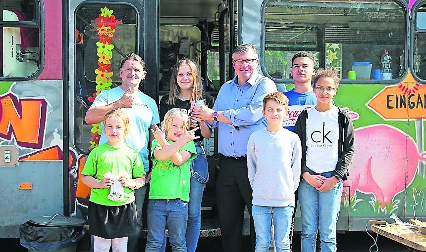 Bethanien Kidorat und Jugendliche aus dem Kinderdorf übergeben die Spende an den Rollenden Jugendtreff „Big Bass“.