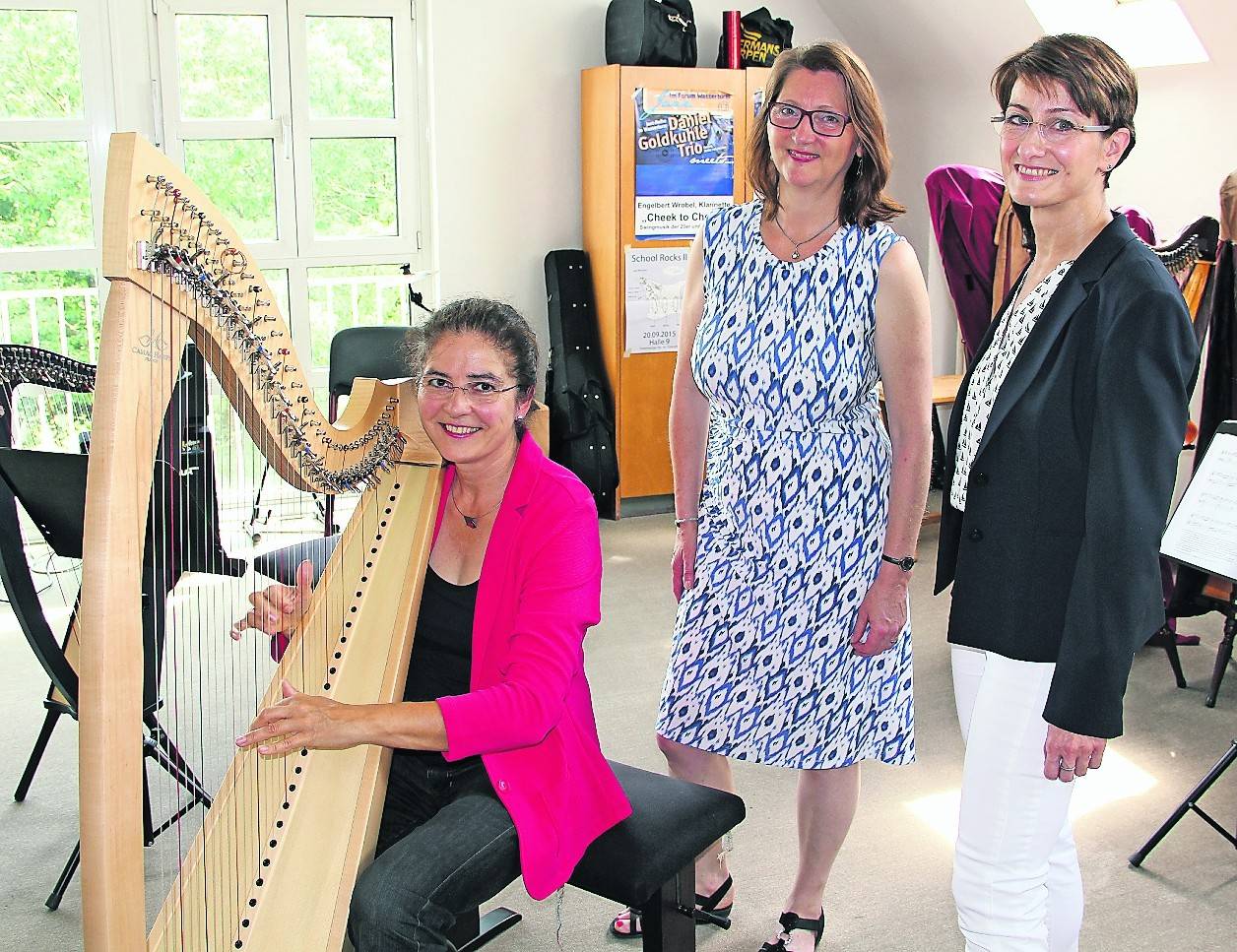   Freuen sich über die neue Harfe: Harfenlehrerin Uta Deilmann, Musikschulleiterin Anne Burbulla und Anja Eppner, Vorsitzende des Fördervereins der Musikschule. 