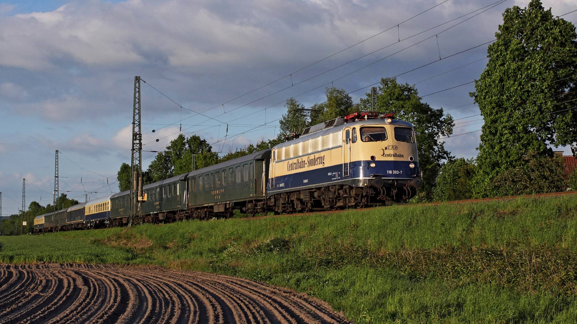 Eine historische E-Lok bringt die Fahrgäste am 10. August zum „Rhein in Flammen“ nach Koblenz, Rhens oder Spay.