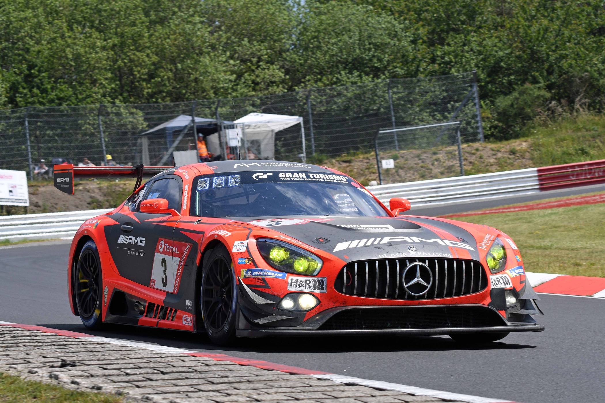 Der Mercedes AMG GT3 von Black Falcon kam als Dritter ins Ziel.