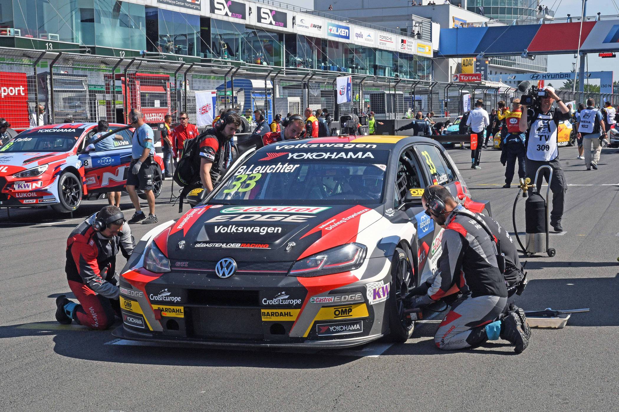  Der TCR-Golf von Benjamin Leuchter in der Startaufstellung zum WTCR-Lauf. 