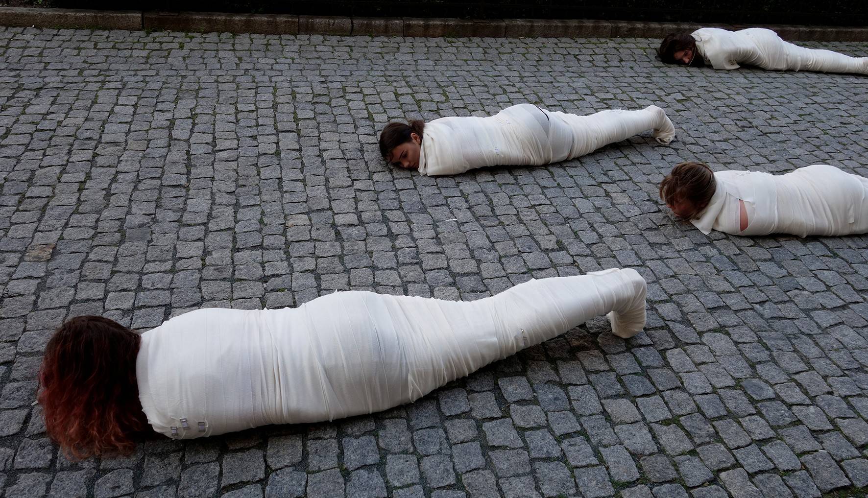 Eine Performance von Angelika Fojtuch. Foto:Fojtuch