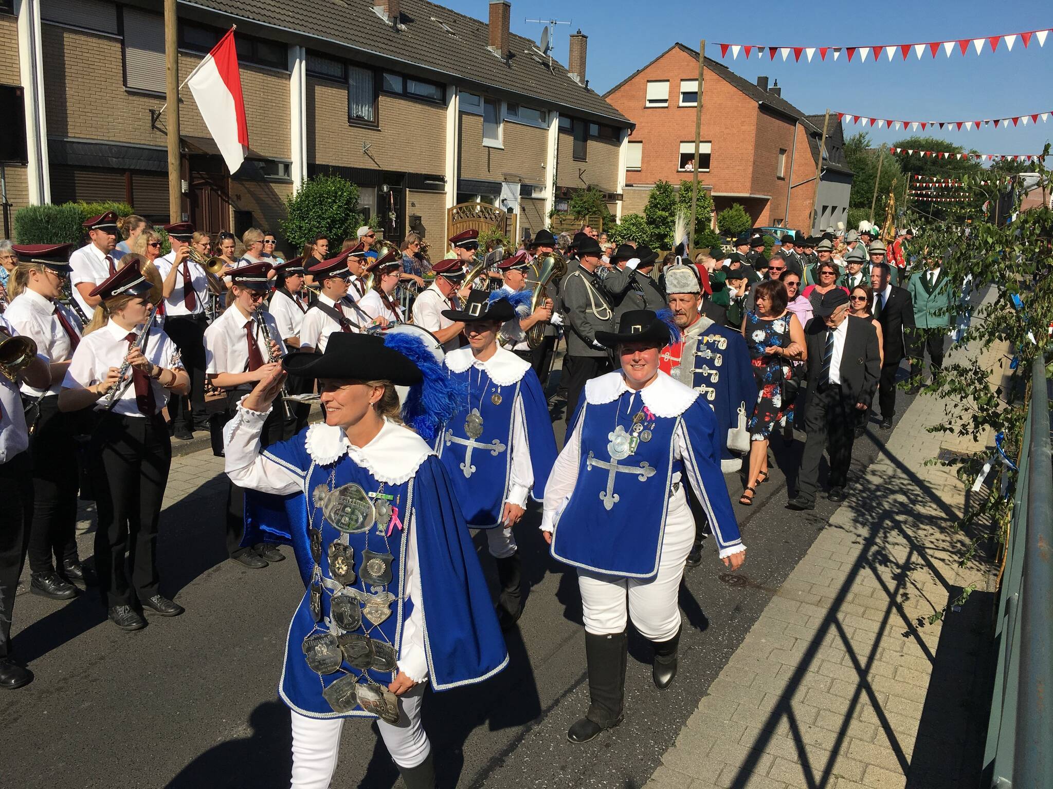 Königin Susanne I. schreitet bei strahlendem Sonnenschein am Sonntag die Front des Clörath-Vennheider Schützenregimentes, gefolgt von den Ministerinnen Nadine Draack und Simone Lier sowie Präsident Marcus Herold ab.