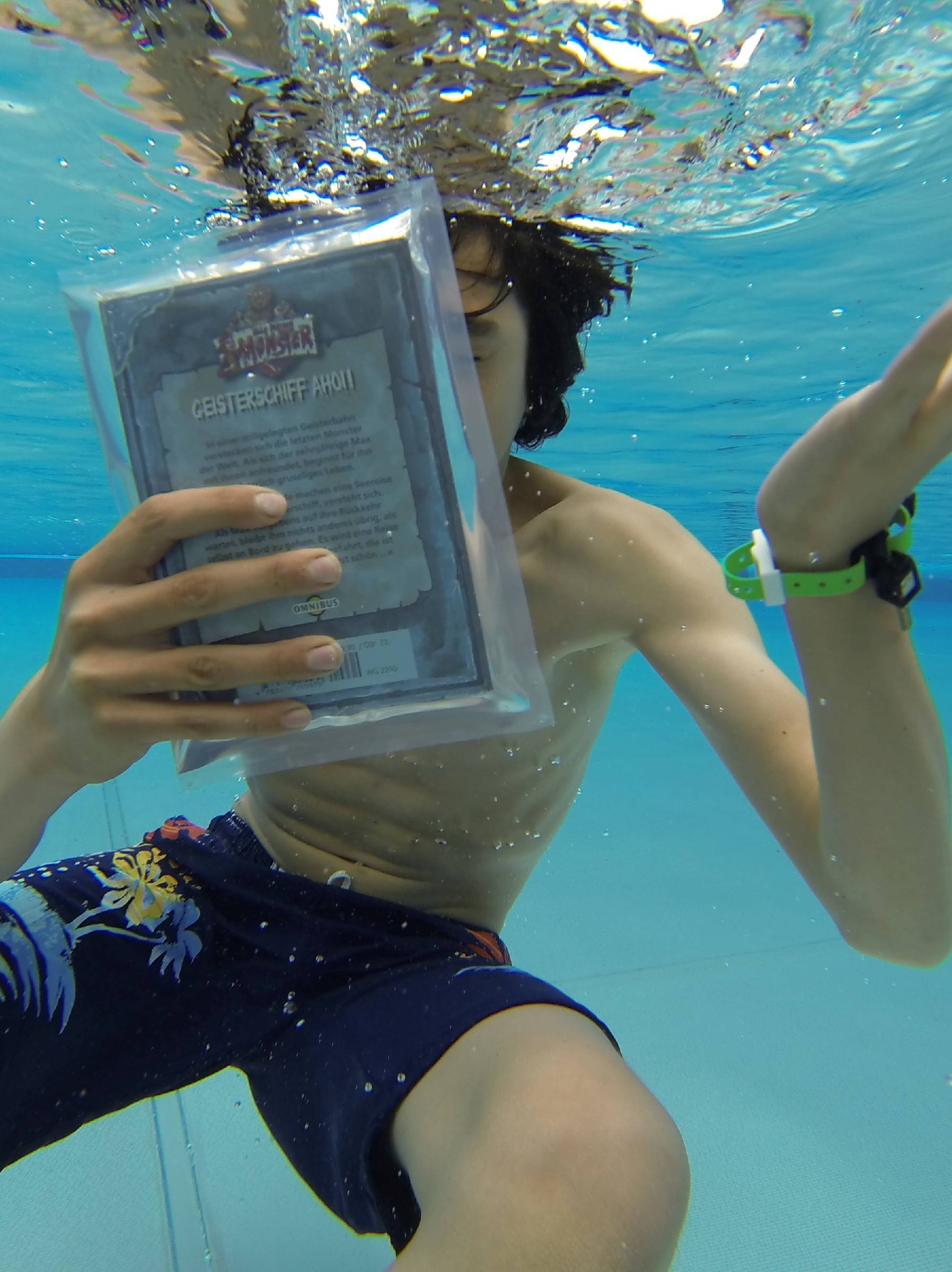  Bei der Abschlussparty des SommerLeseClubs gibt es ein Unterwasser-Fotoshooting. 