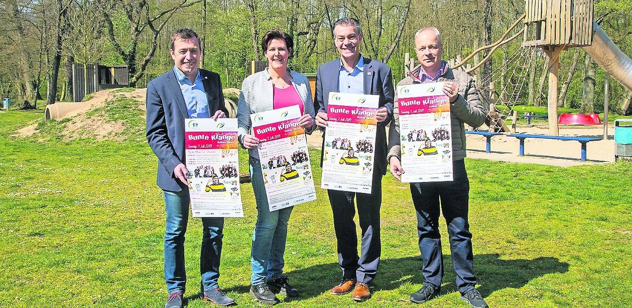 Guido Royé (Leiter Jugendhilfe) freut sich mit der Familienbeauftragen Michaela Mevissen, Schirmherrn und Bürgermeister Frank Gellen, und dem Vorsitzenden des Freundeskreises, Gerald Laumans, auf viele Besucher in Dilborn.