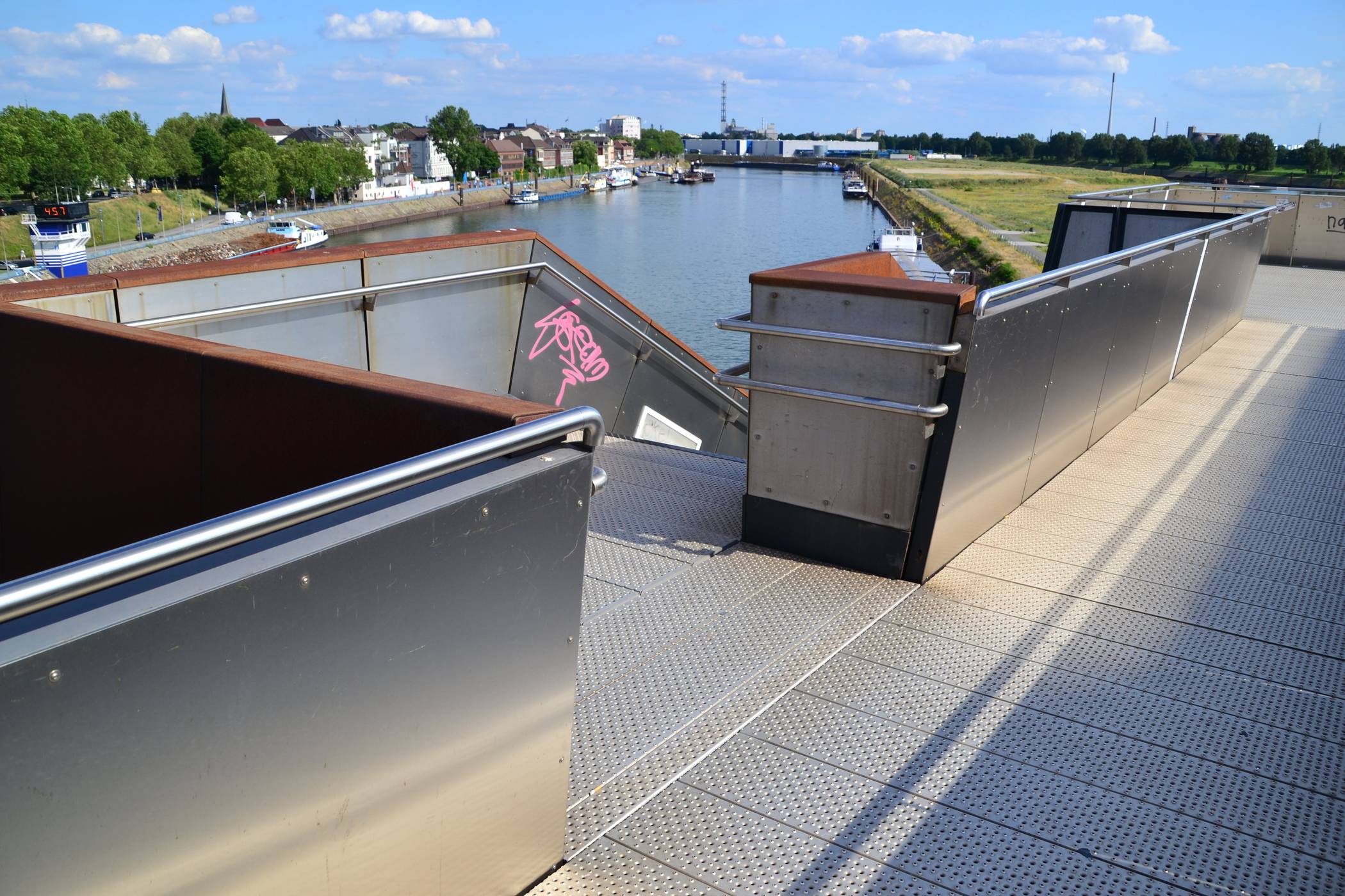  Seit letztem Freitag ist die Absperrung zwischen Aussichtsplattform und Treppe entfernt. 