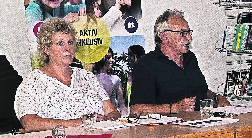 Stellten sich den zahlreichen Fragen: Beate Schnitzler und Lothar Krause von der Gesellschaft für Beschäftigungsförderung.