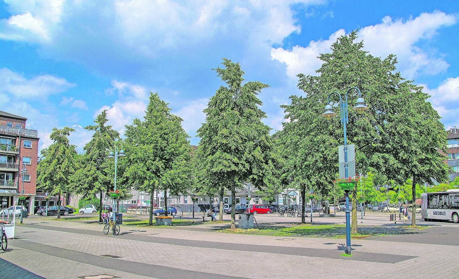  Auf dem Meiderich Bahnhofsvorplatz ist am Wochenende beim Meidericher Sommerfest richtig was los. Die Geschäftsleute haben am Sonntag von 13 bis 18 Uhr Verkaufsoffenen Sonntag. 